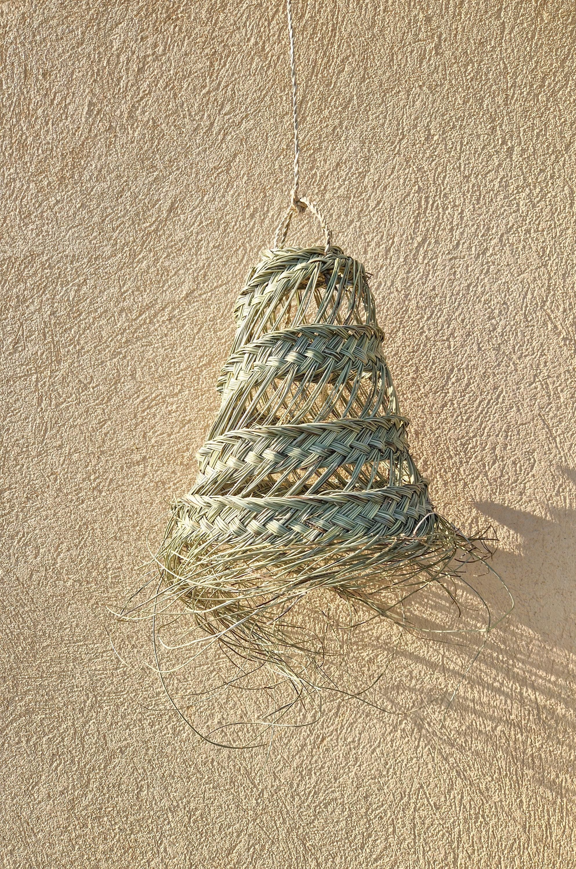 Suspension cylindrique ajourée en feuilles de palmier