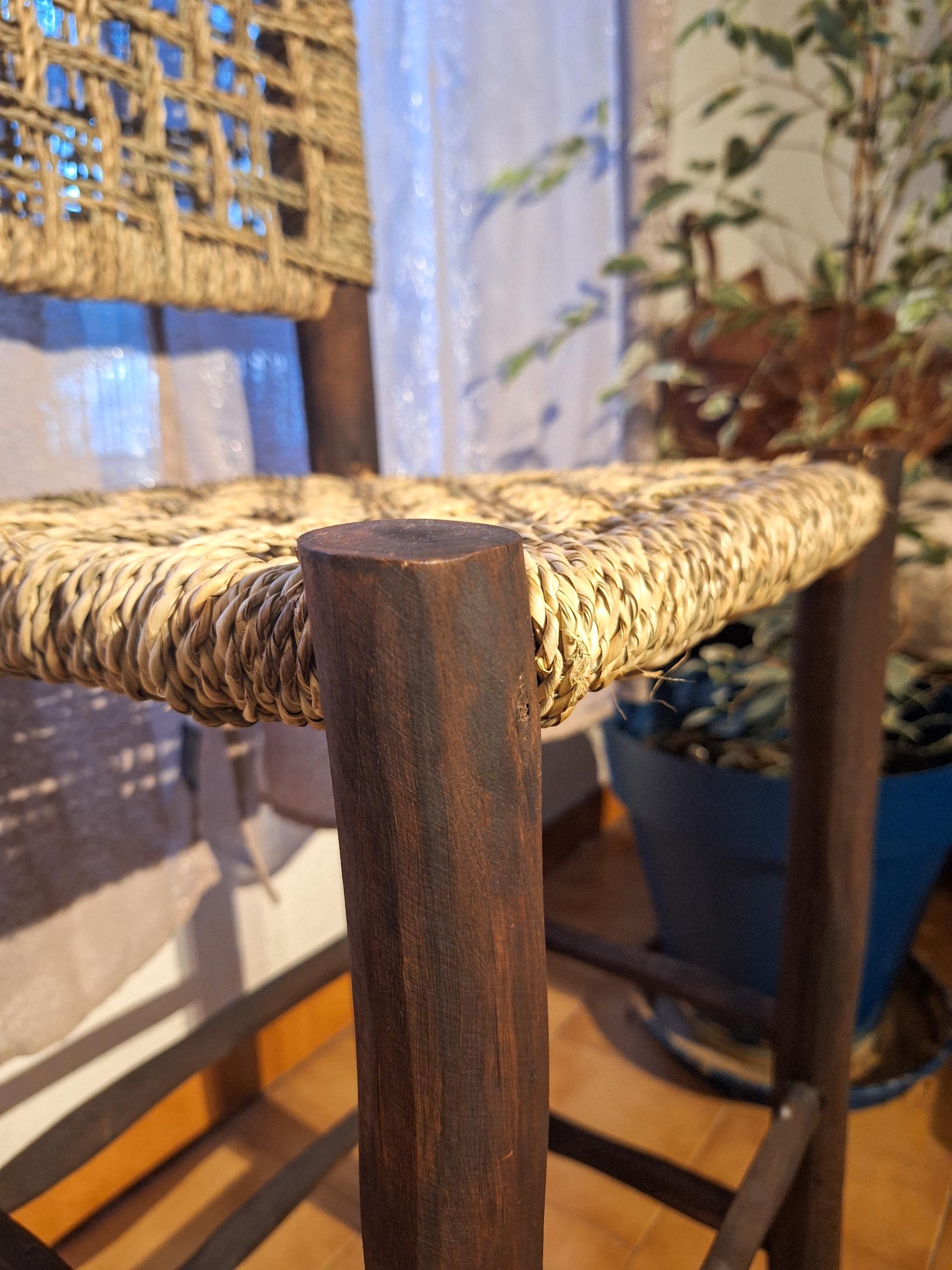 Tabouret de comptoir tressé à la main