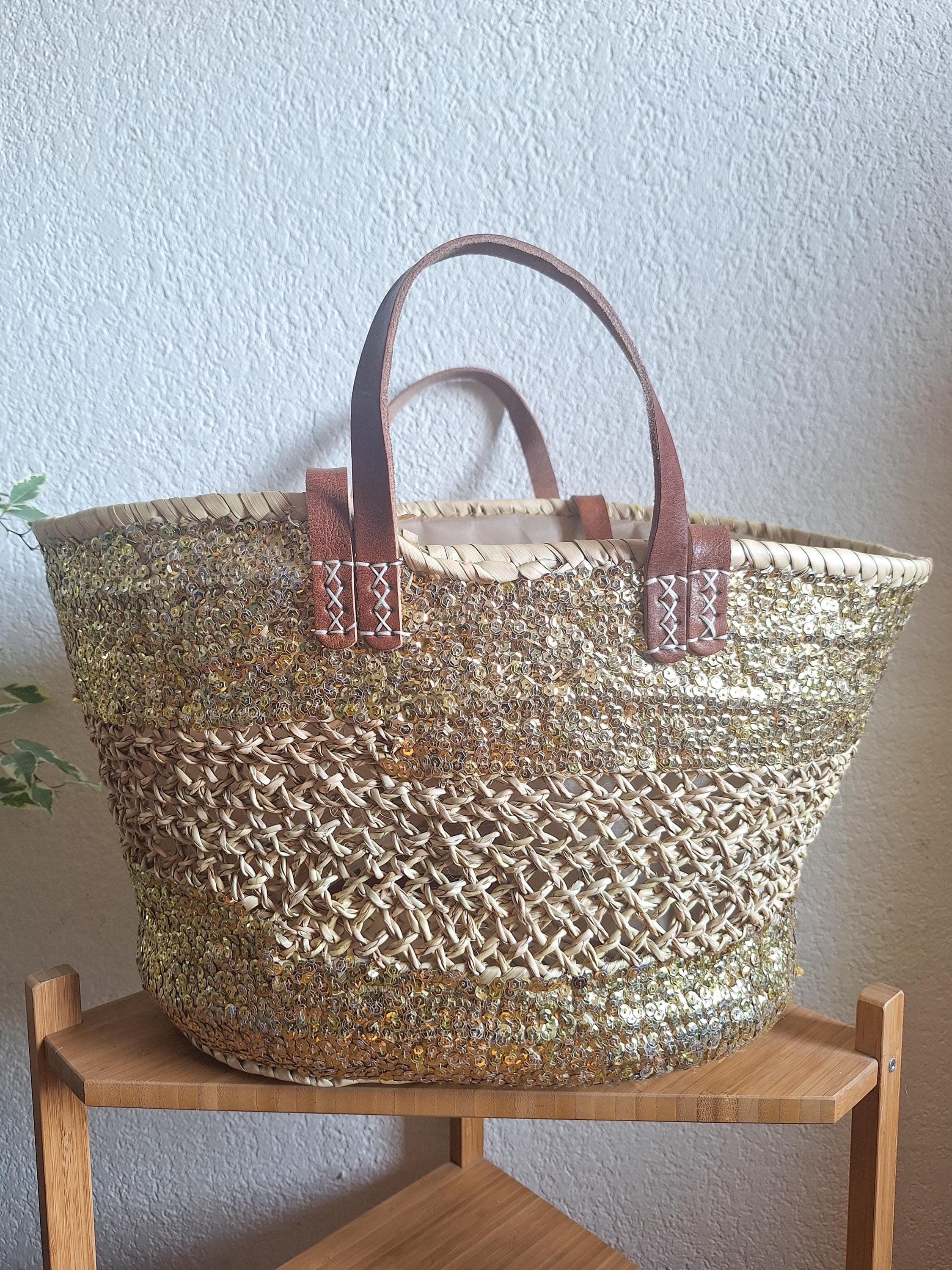 Sac cabas en paille brodée de sequins dorés – Anses cuir et fermeture filet – Artisanat marocain chic et bohème