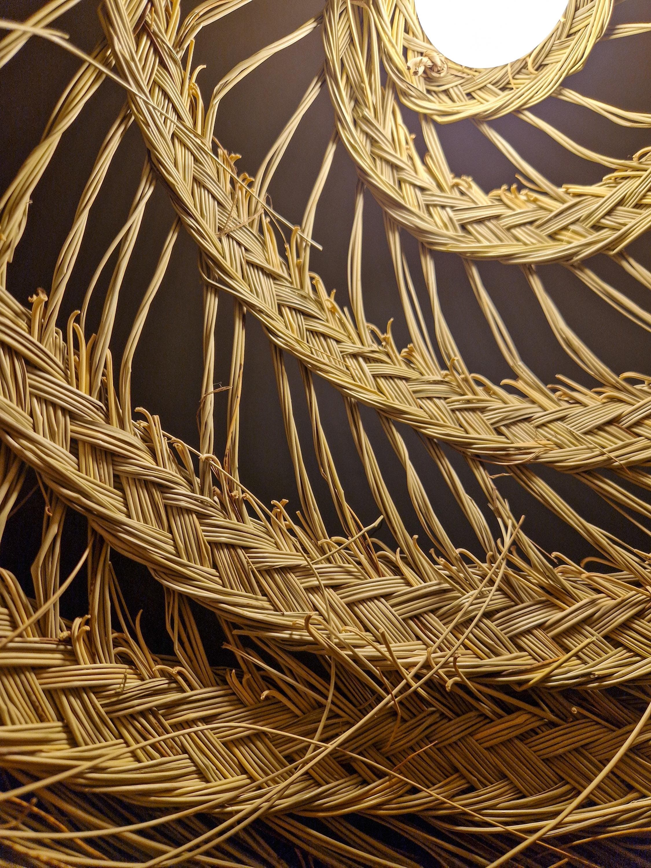 Suspension demi-boule ajourée en feuilles de palmier – Abat-jour naturel bandes tressées – Luminaire bohème fait main