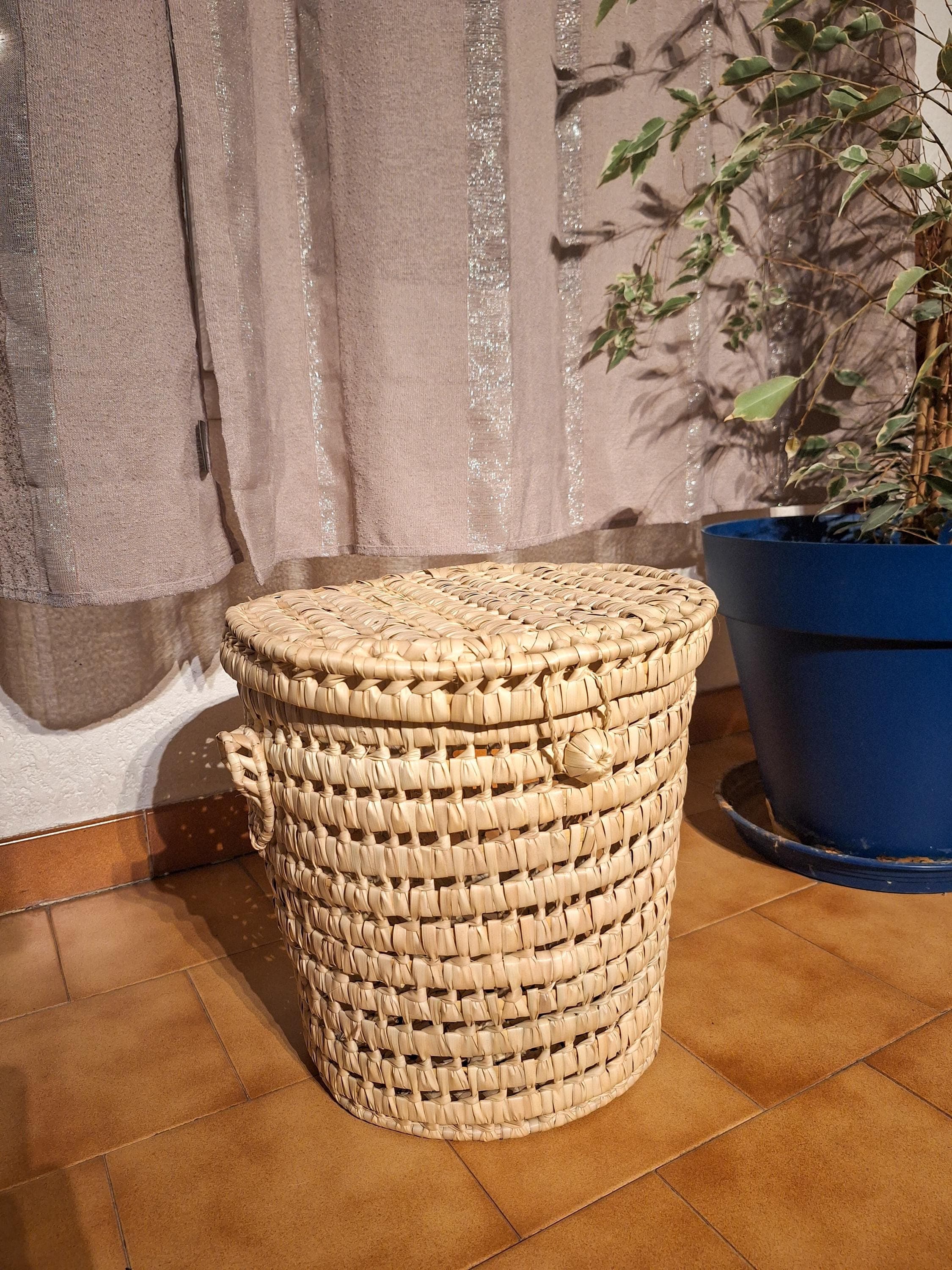 Panier à linge artisanal en palmier