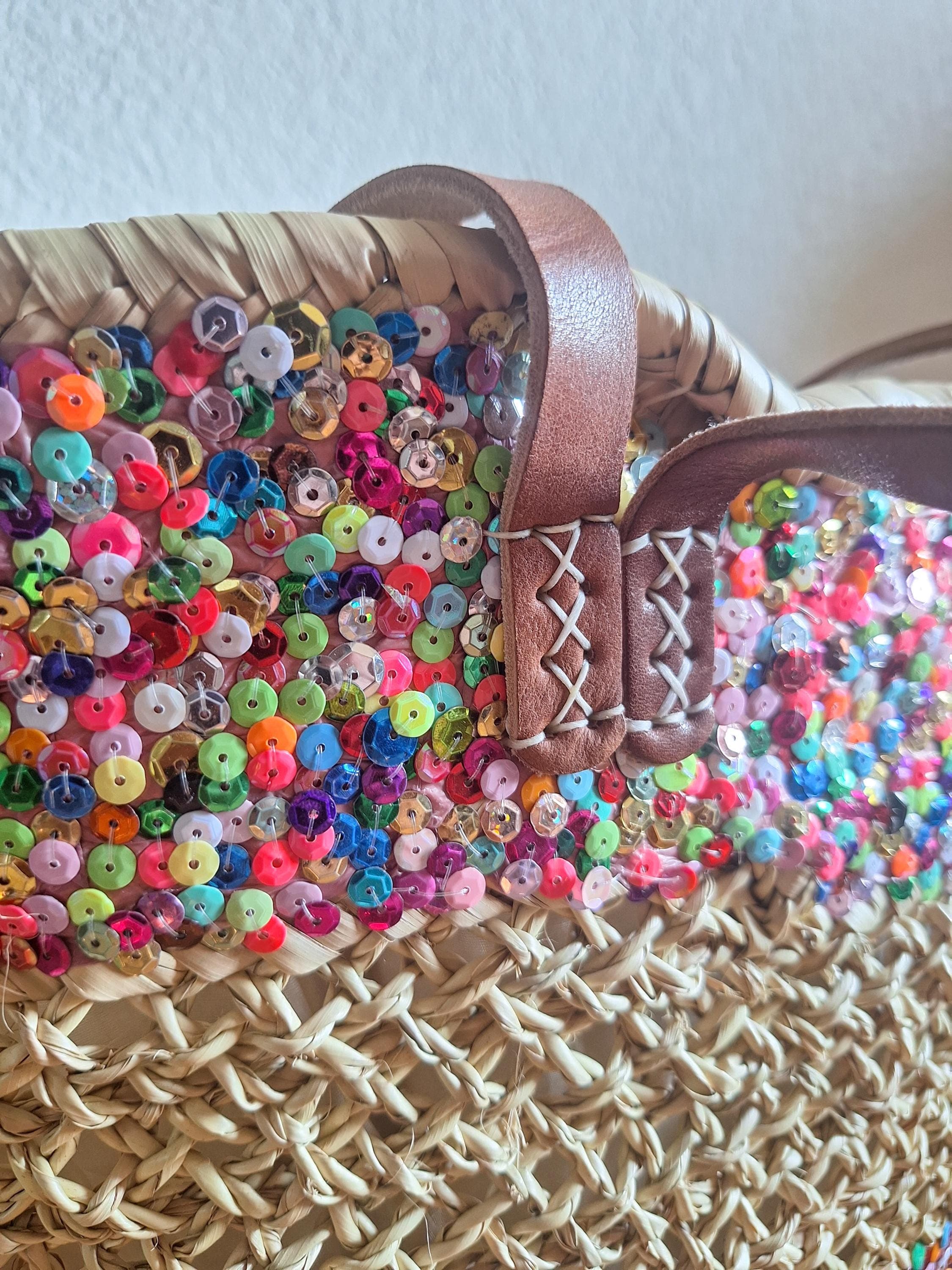 Sac cabas en paille brodée de sequins colorés