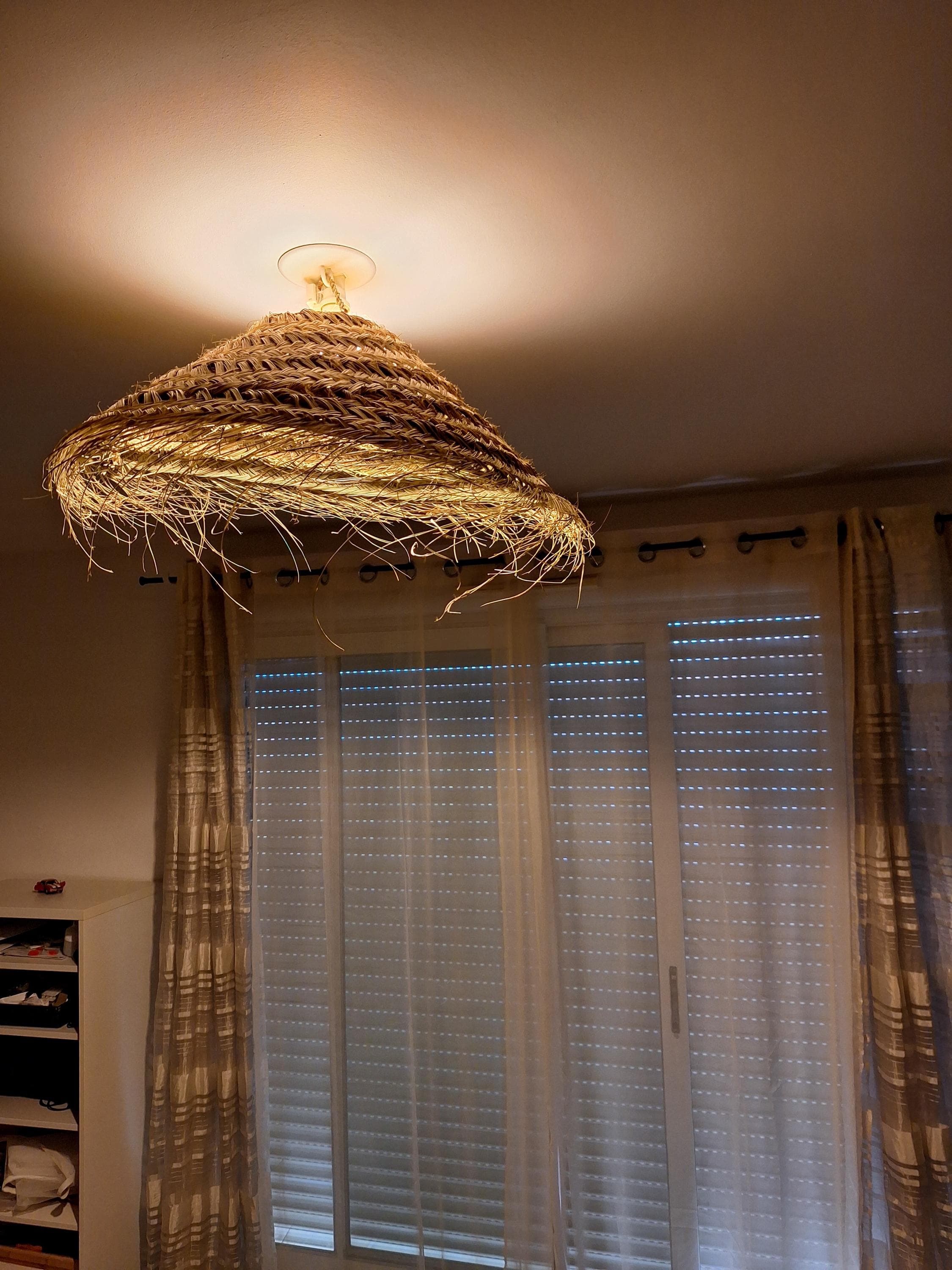 Suspension artisanale en forme de parasol en paille