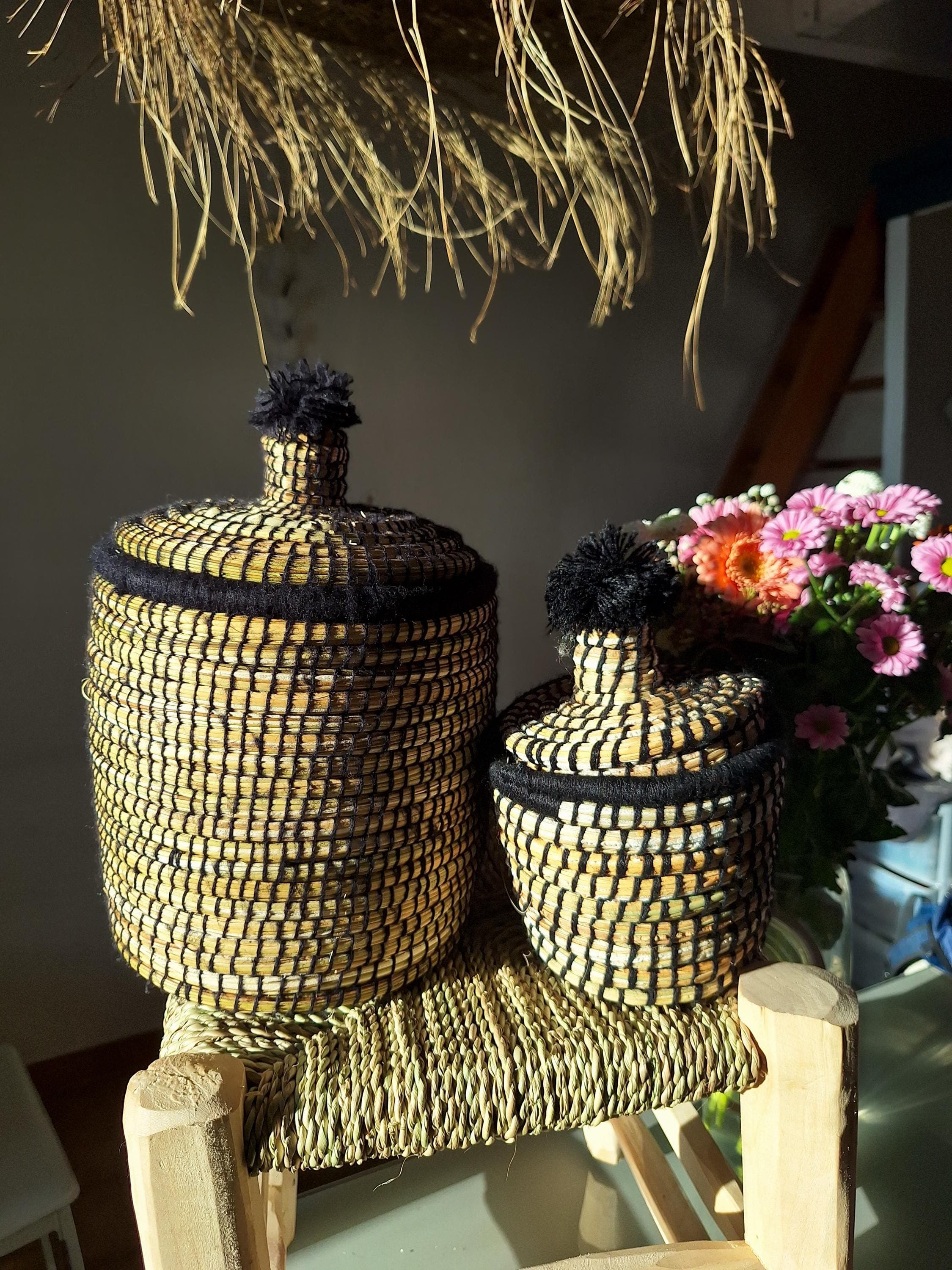 Panier artisanal berbère marocain avec couvercle – en jonc de mer – Élégance naturelle et style bohème – Couleur noire