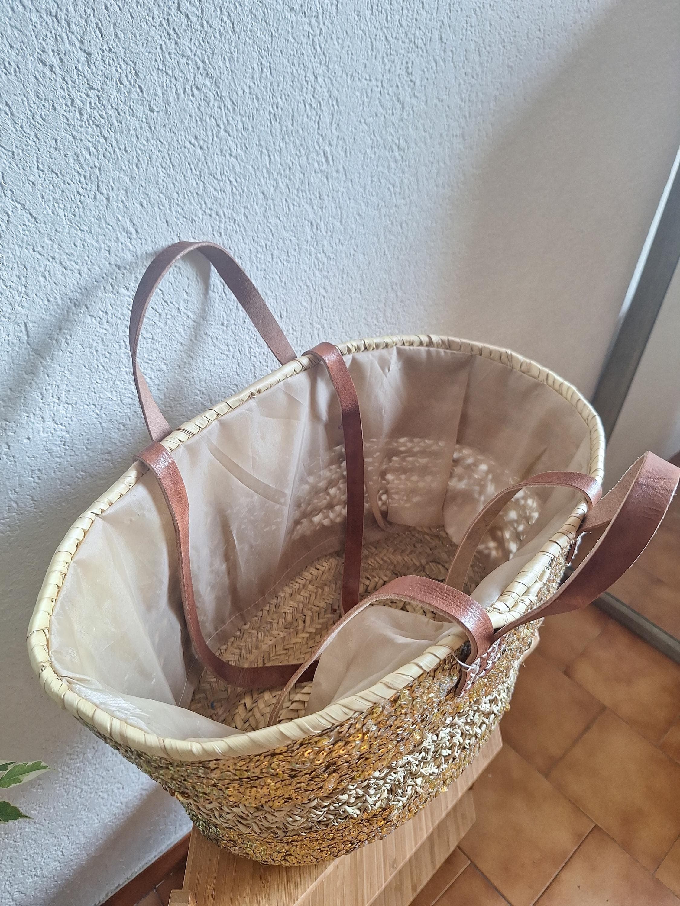 Sac cabas en paille brodée de sequins dorés – Anses cuir et fermeture filet – Artisanat marocain chic et bohème
