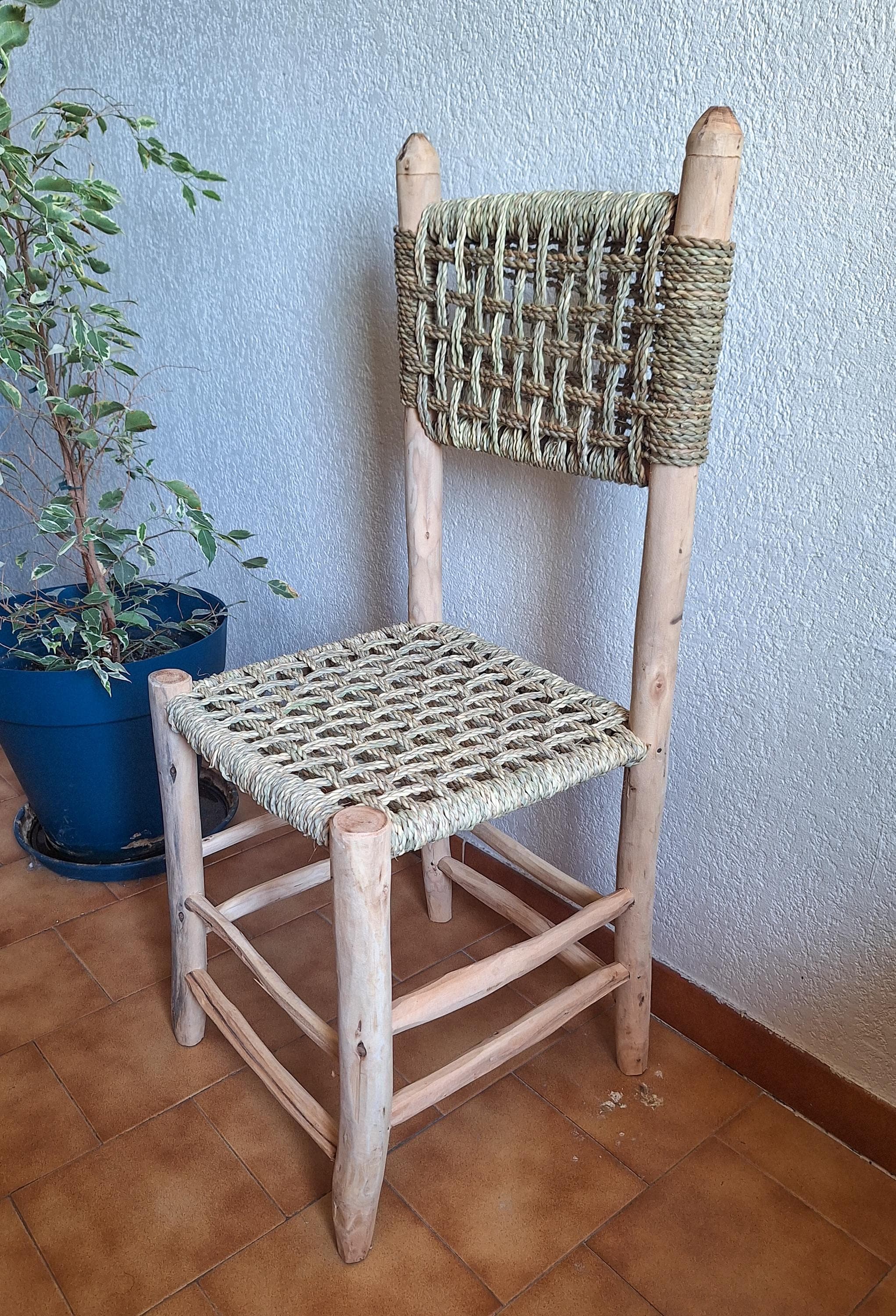 Chaise artisanale en bois naturel et cordon en feuille de palmier