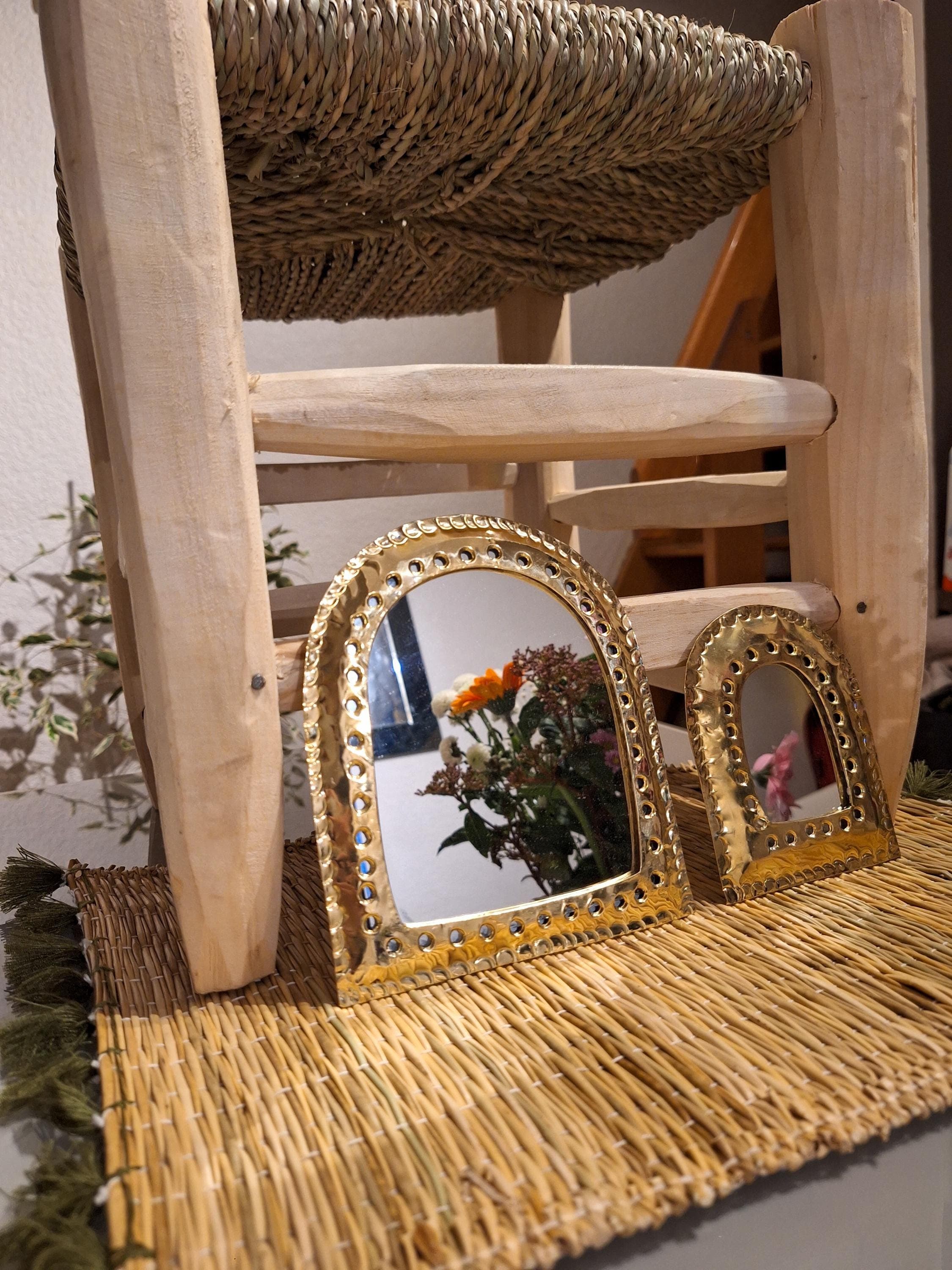 Charmant miroir mural doré en forme de fenêtre