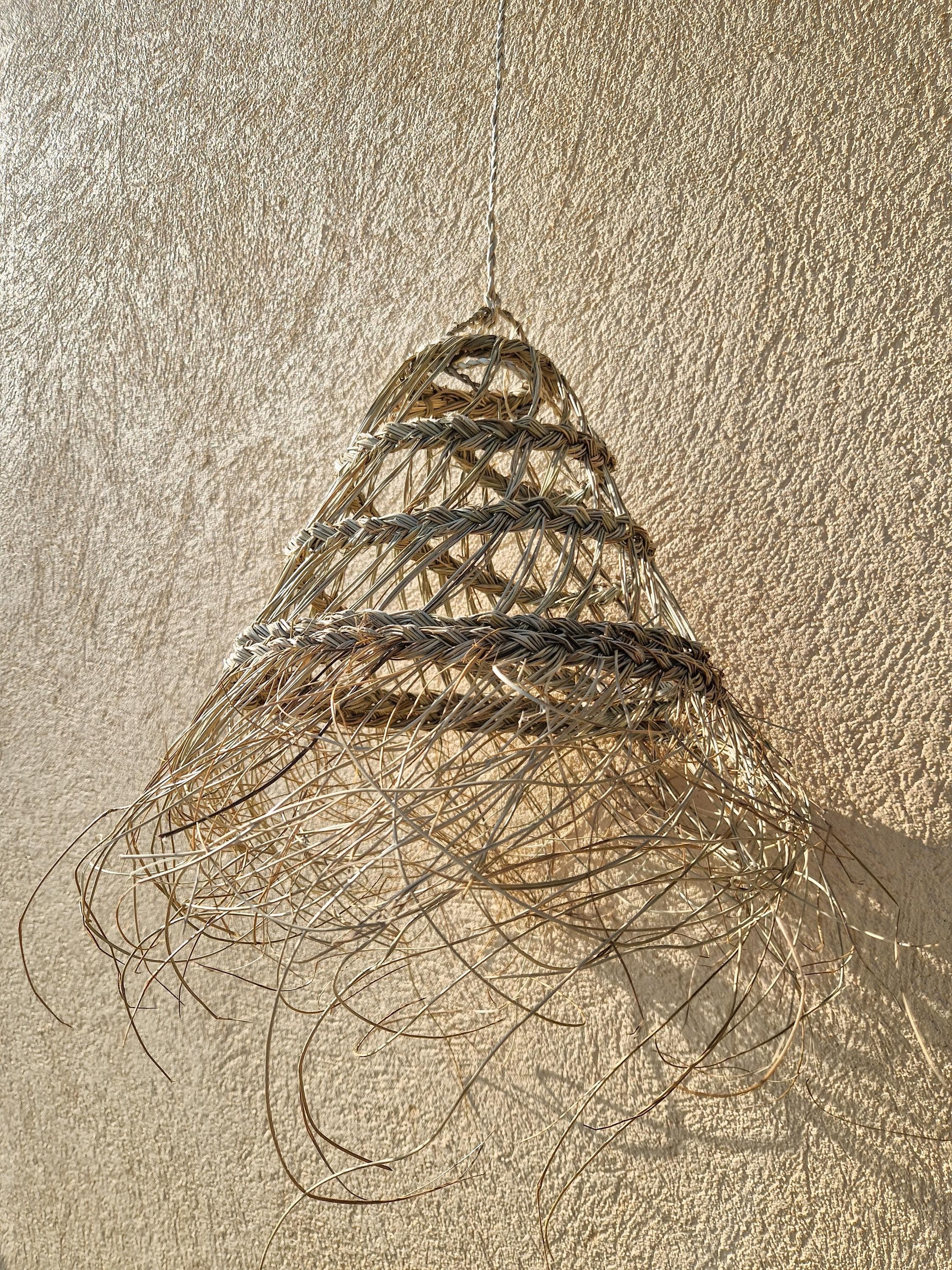 Suspension conique ajourée en feuilles de palmier – Abat-jour bohème tressé à la main – Luminaire naturel et graphique