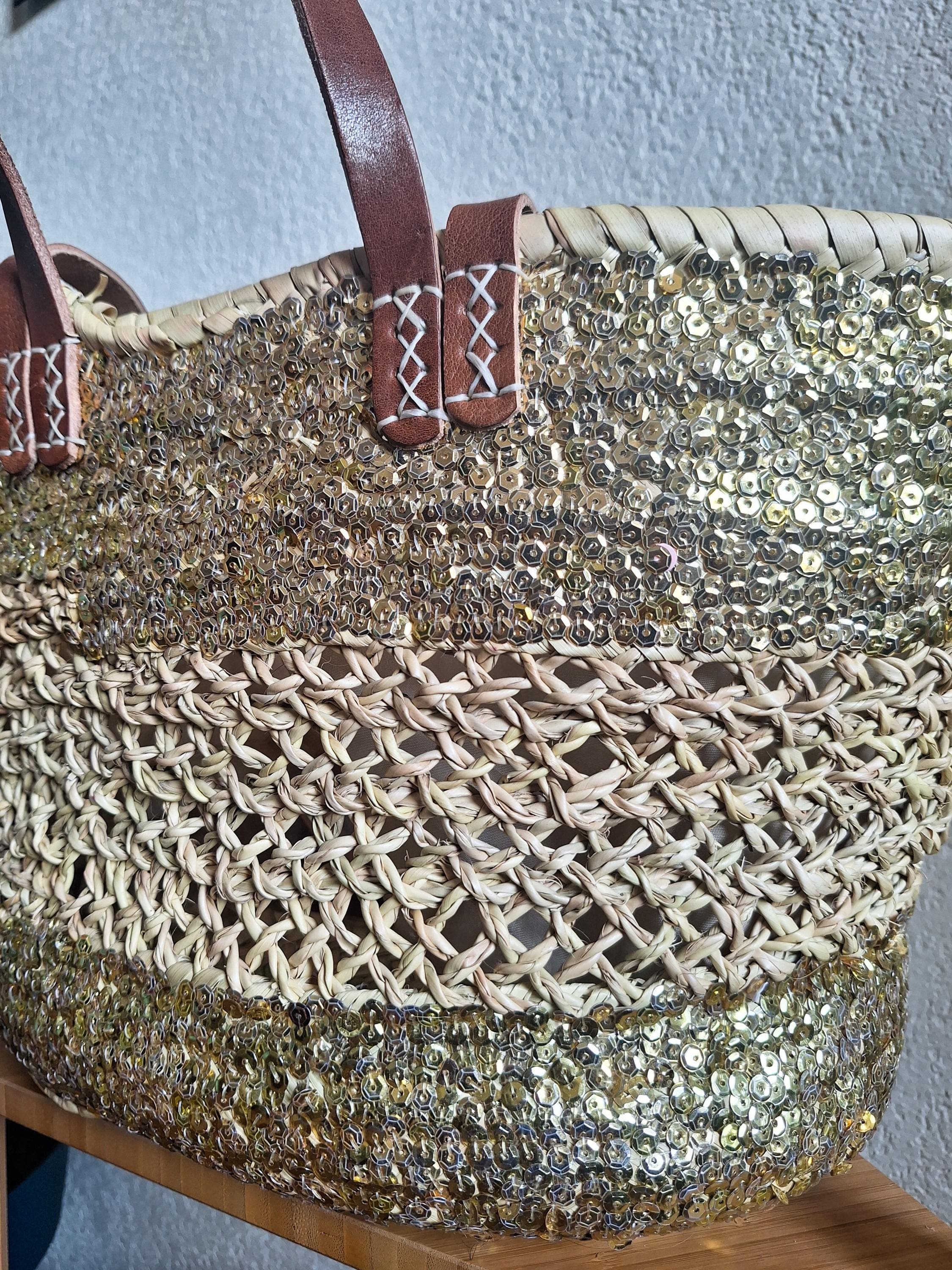 Sac cabas en paille brodée de sequins dorés – Anses cuir et fermeture filet – Artisanat marocain chic et bohème