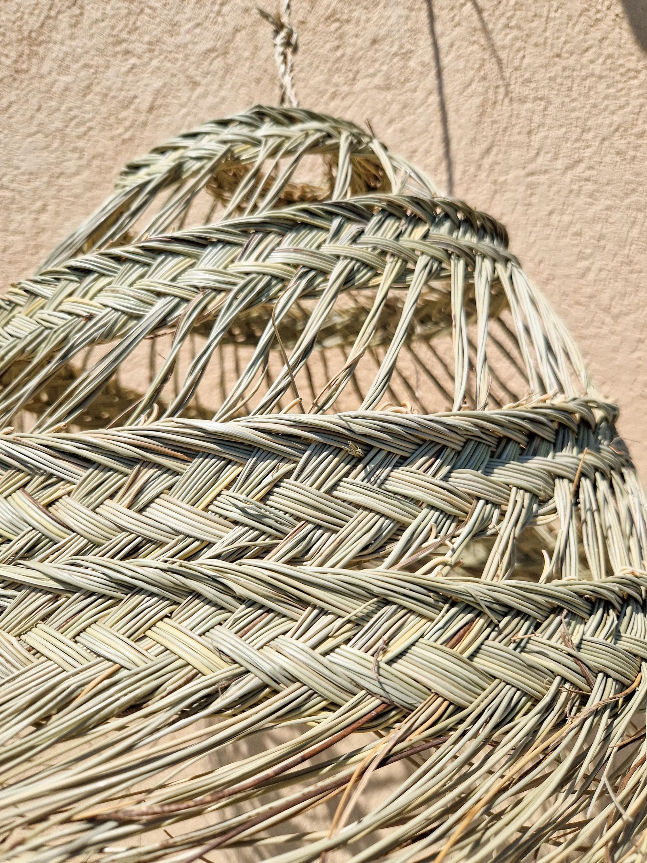 Suspension demi-boule ajourée en feuilles de palmier – Abat-jour naturel bandes tressées – Luminaire bohème fait main