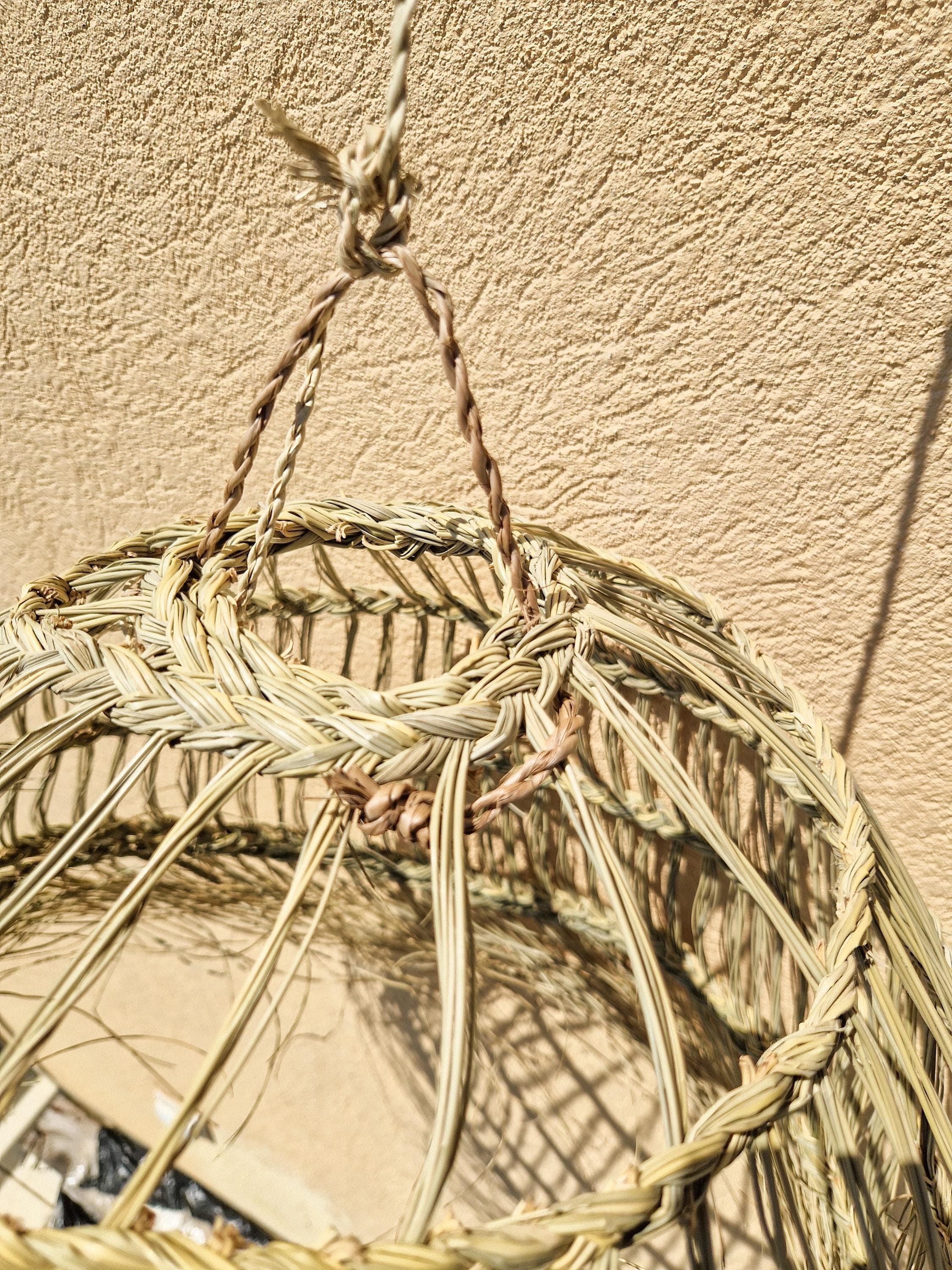 Suspension demi-boule ajourée en feuille de palmier