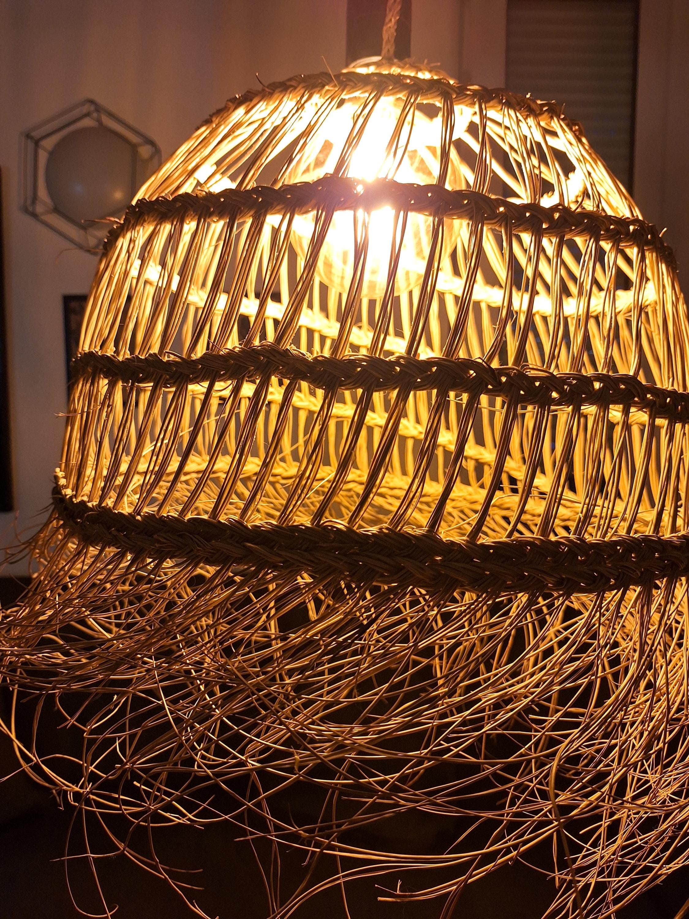 Suspension bohème en feuilles de palmier – Lampe ajourée frangée