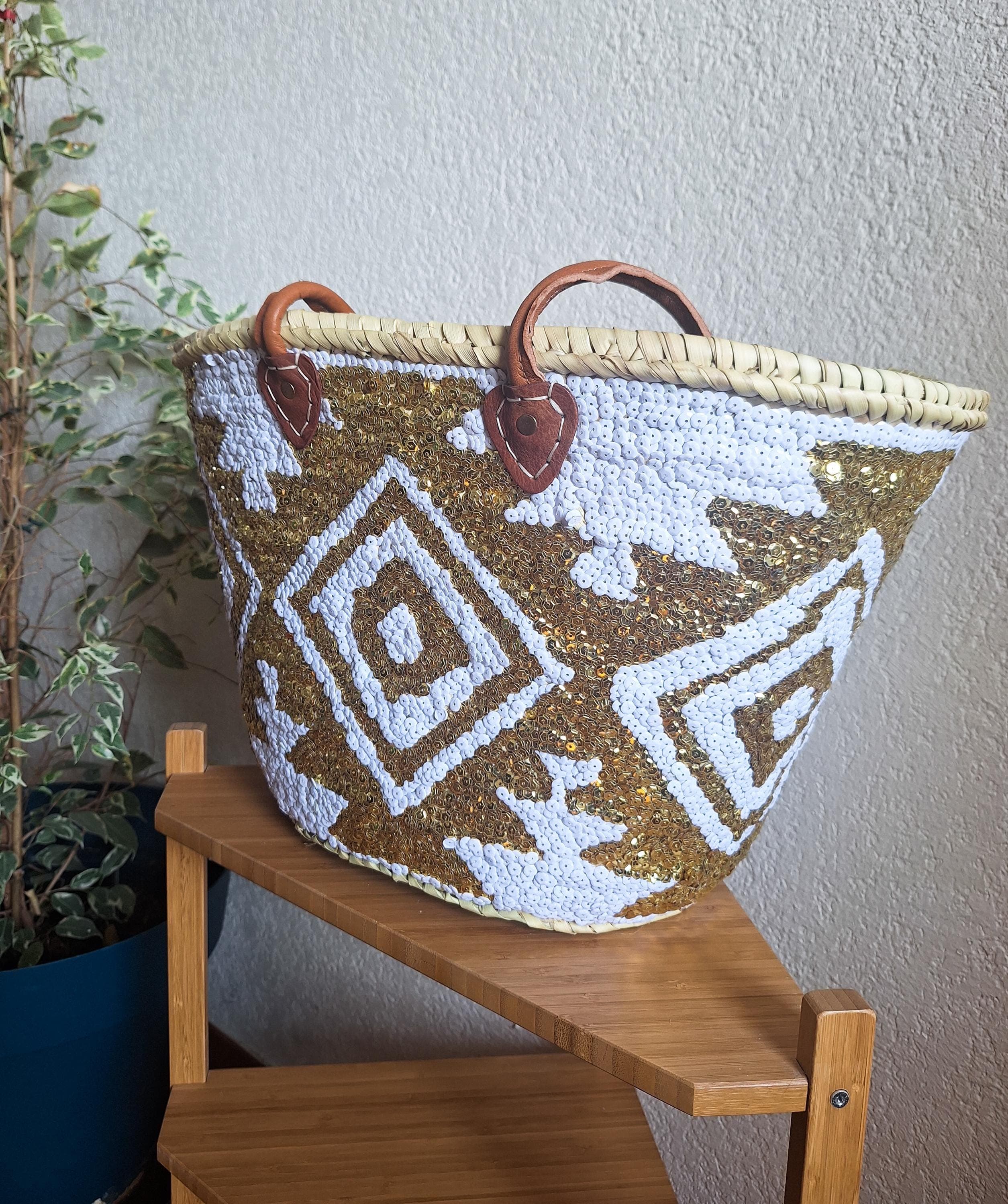 Sac cabas en paille brodée de sequins blancs et dorés – Anses cuir et fermeture filet – Artisanat marocain chic et bohème