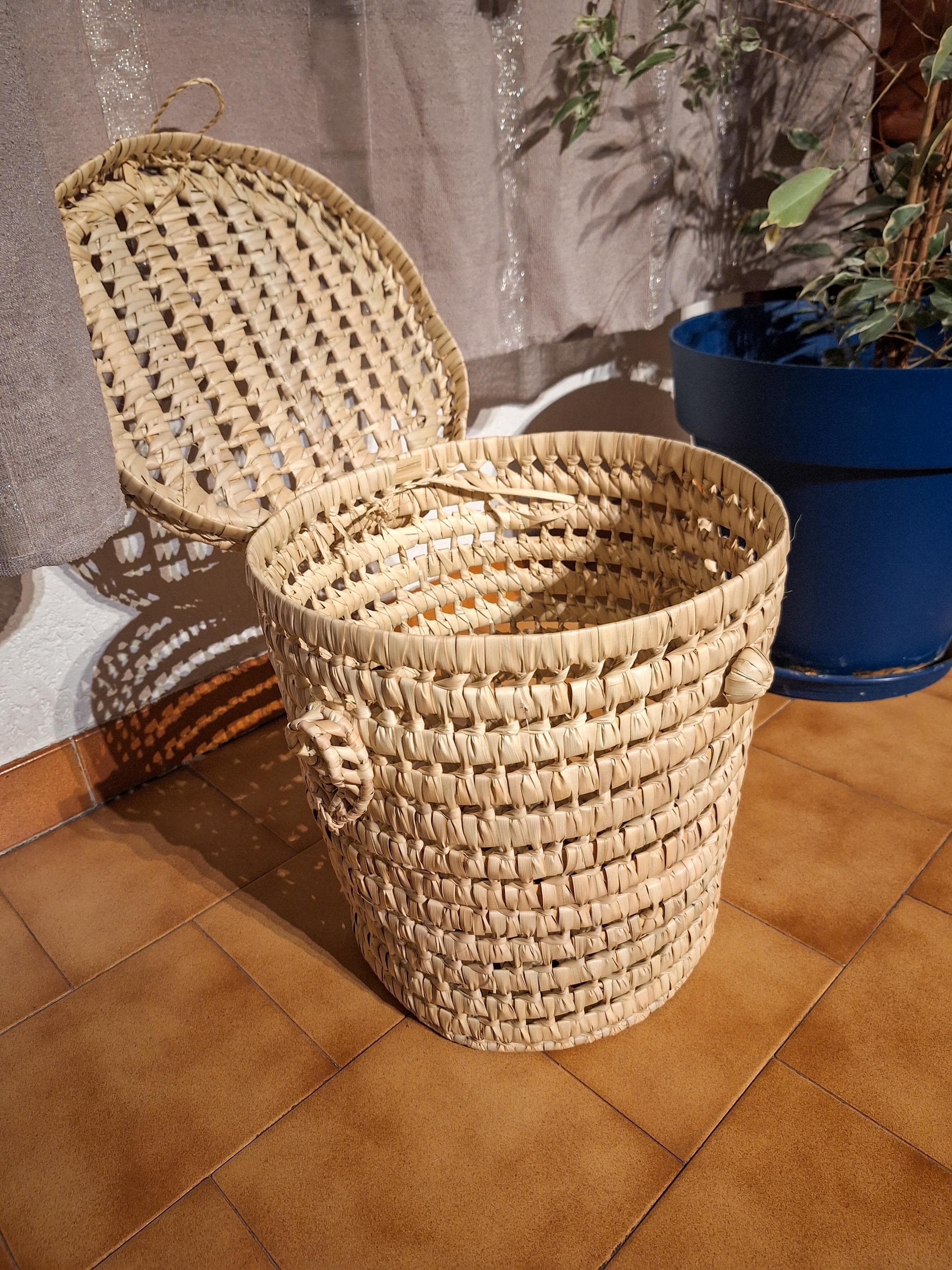 Panier à linge artisanal en palmier