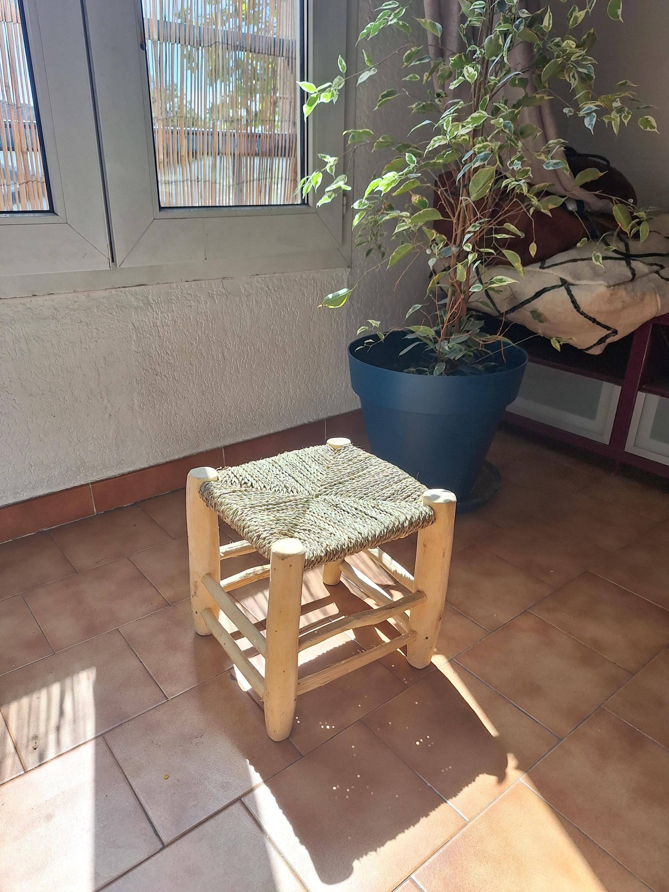 Tabouret Artisanal en Bois et Feuille de Palmier