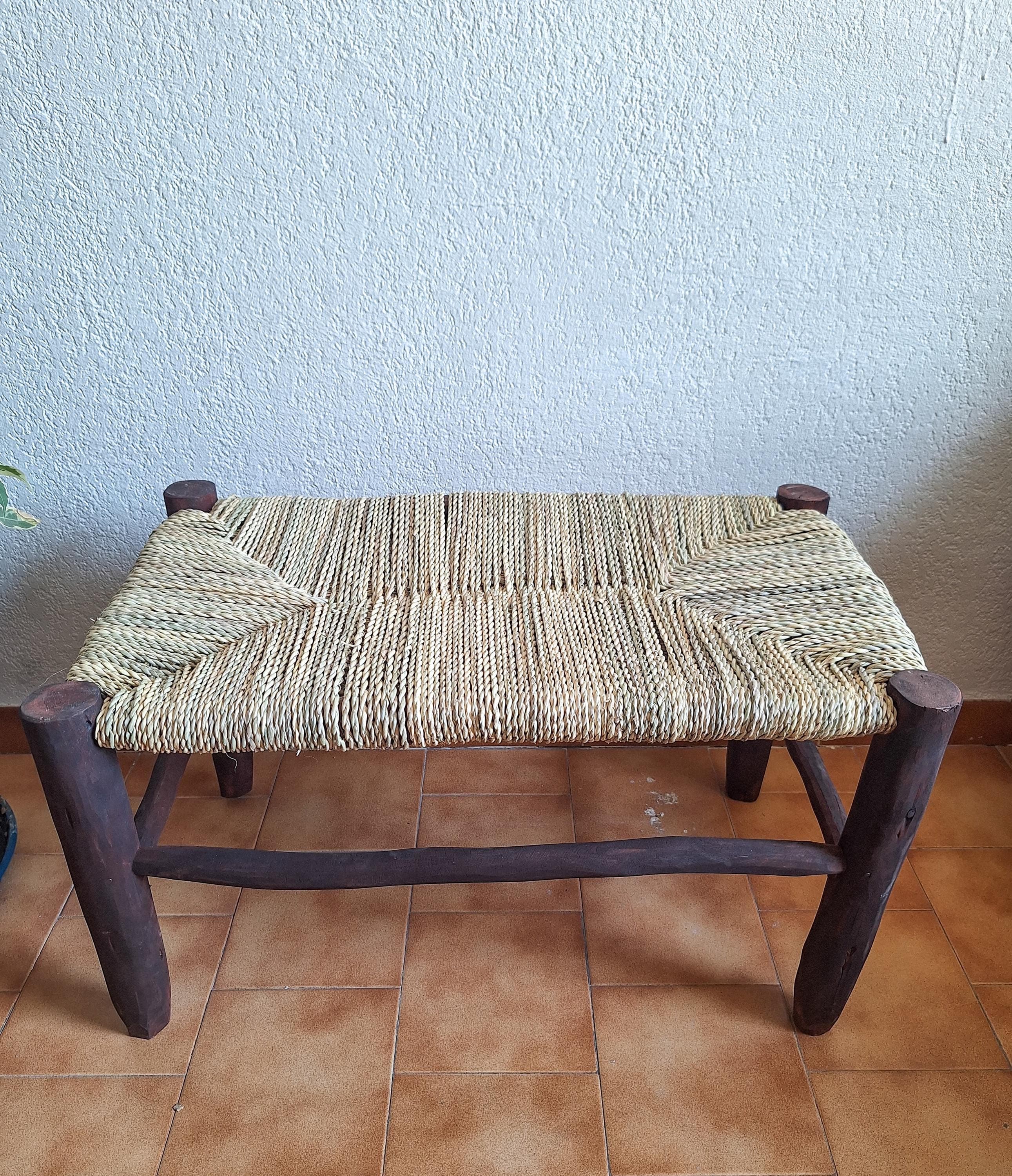 Banc marocain en bois foncé et assise tressée en feuilles de palmier