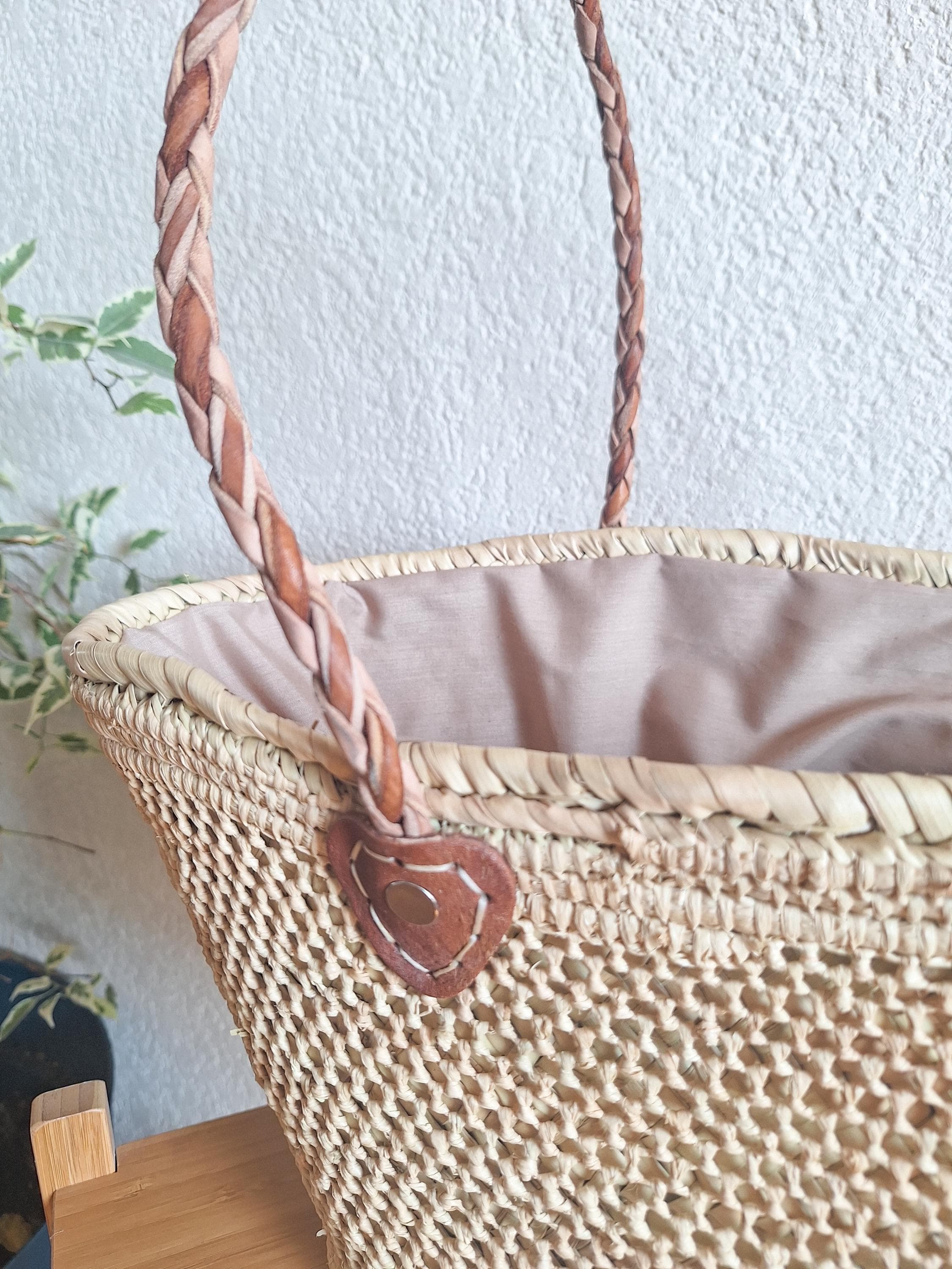 Panier en paille tressée avec anses cuir