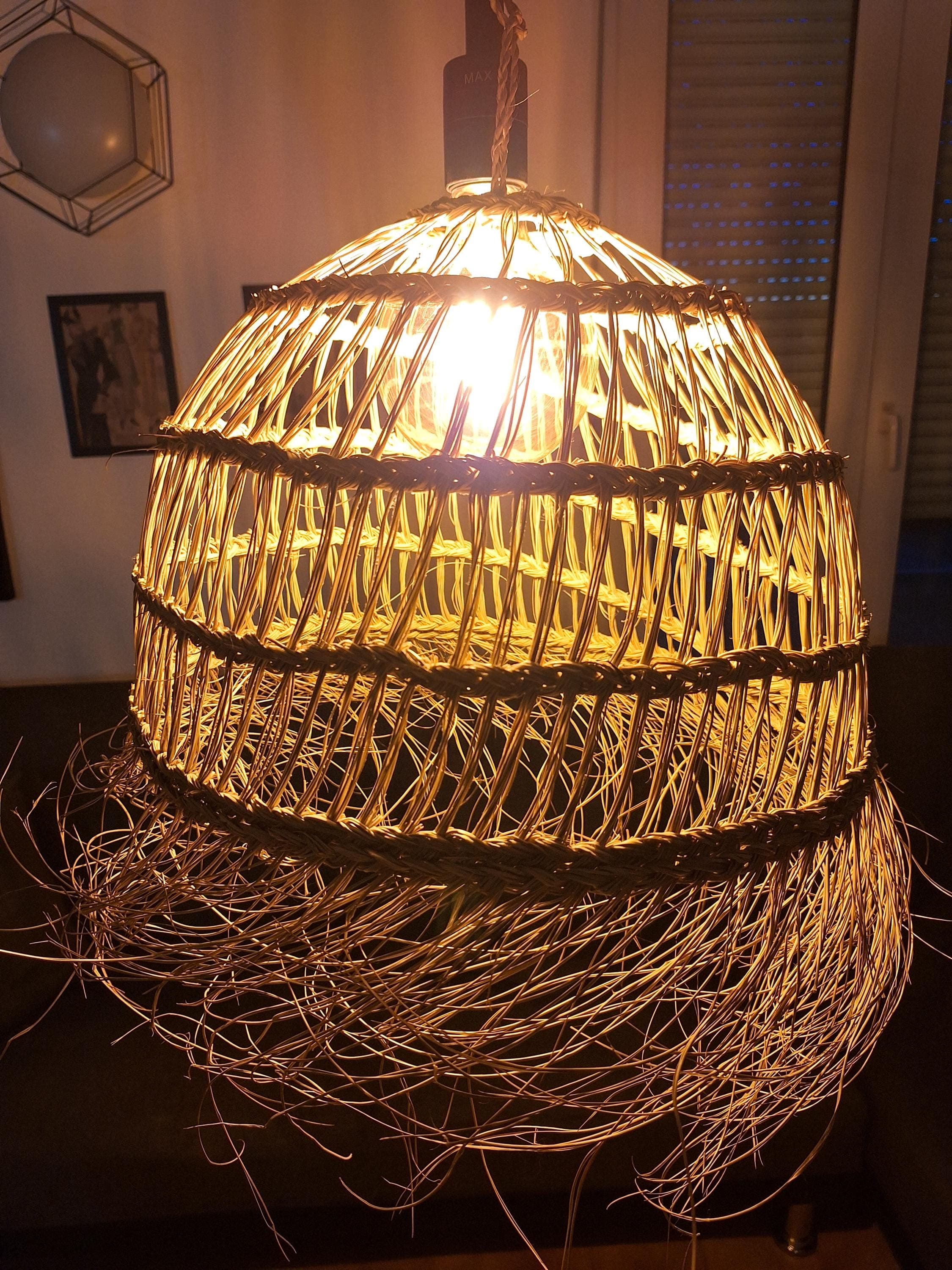 Suspension bohème en feuilles de palmier – Lampe ajourée frangée