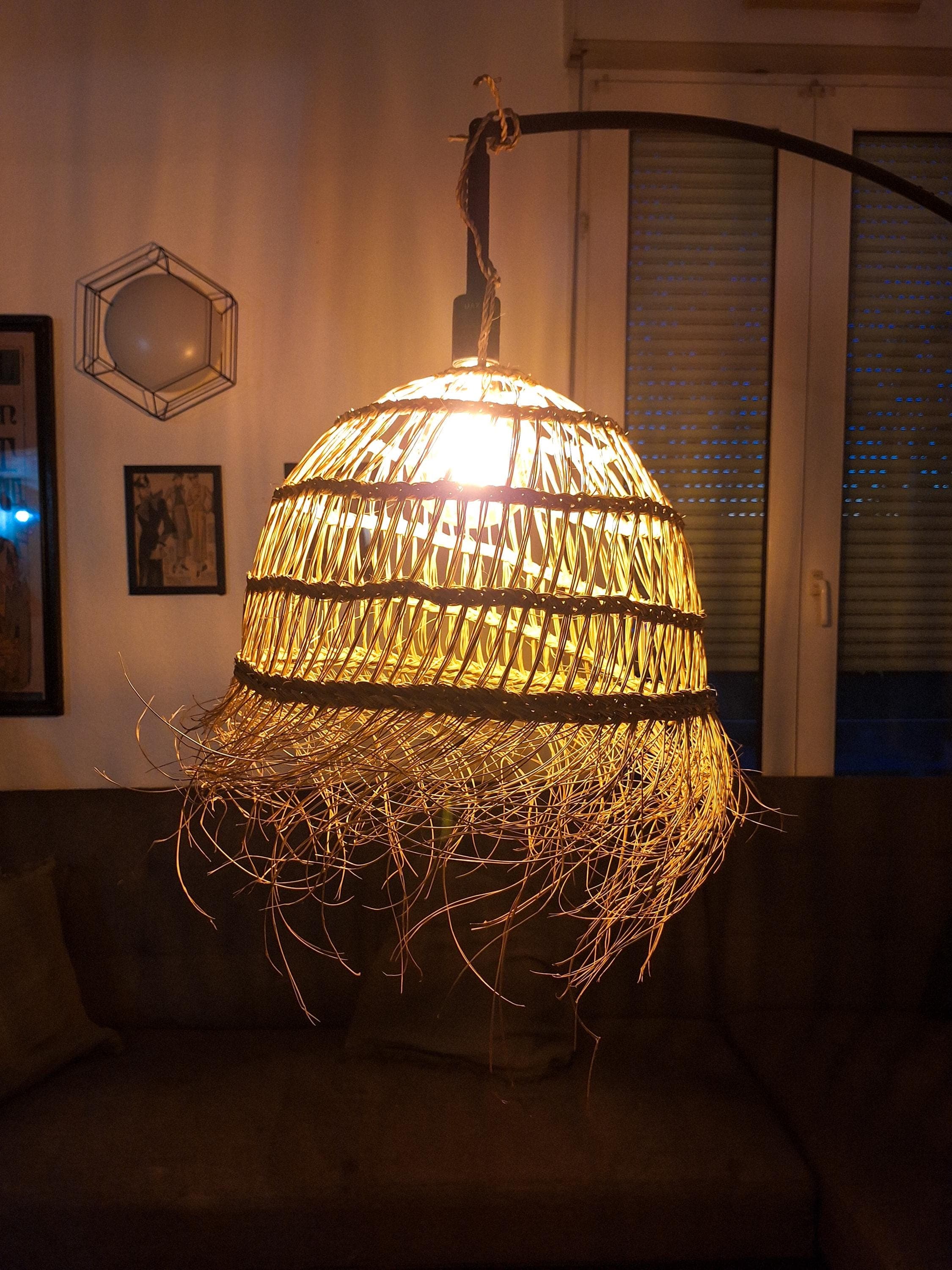Suspension bohème en feuilles de palmier – Lampe ajourée frangée