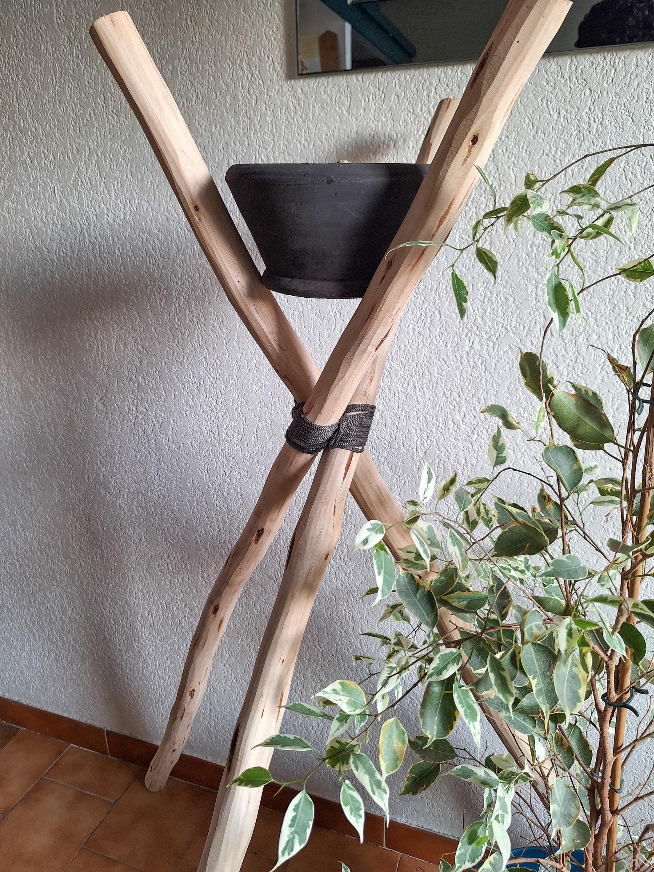 Trépied en Bois Brut avec Bougie Artisanale