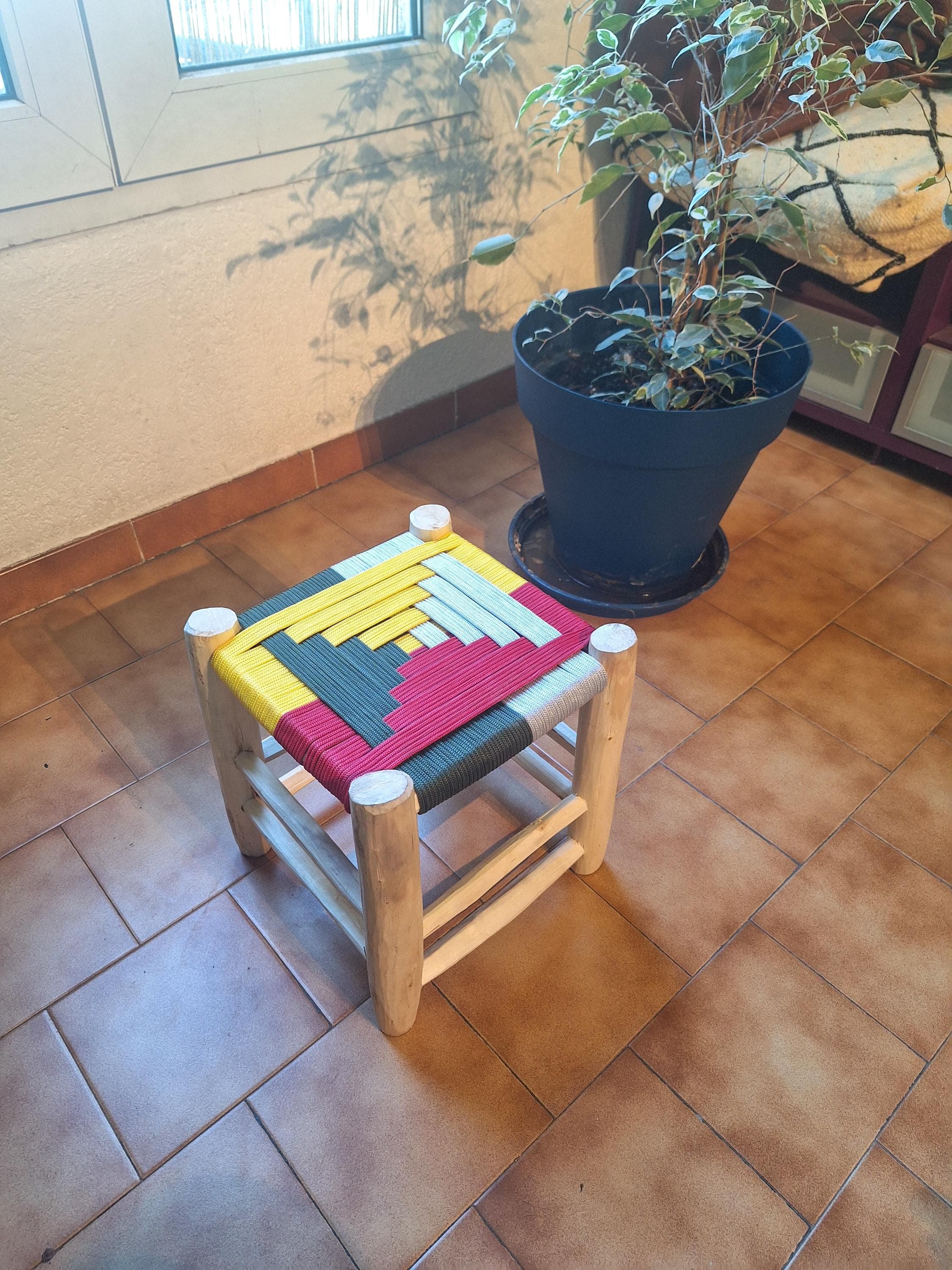 Tabouret artisanal marocain en bois et corde colorée