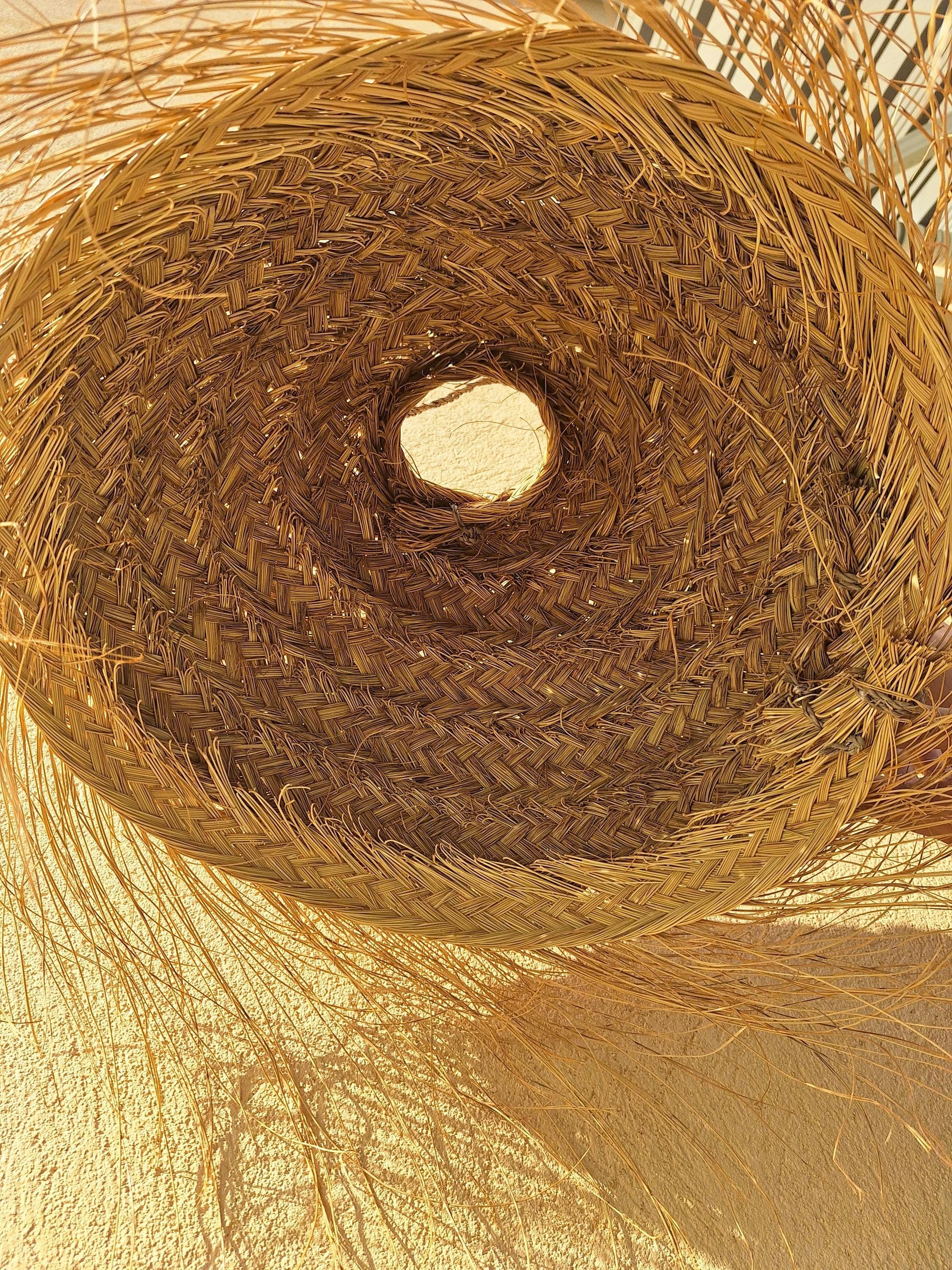 Suspension boule en paille tressée