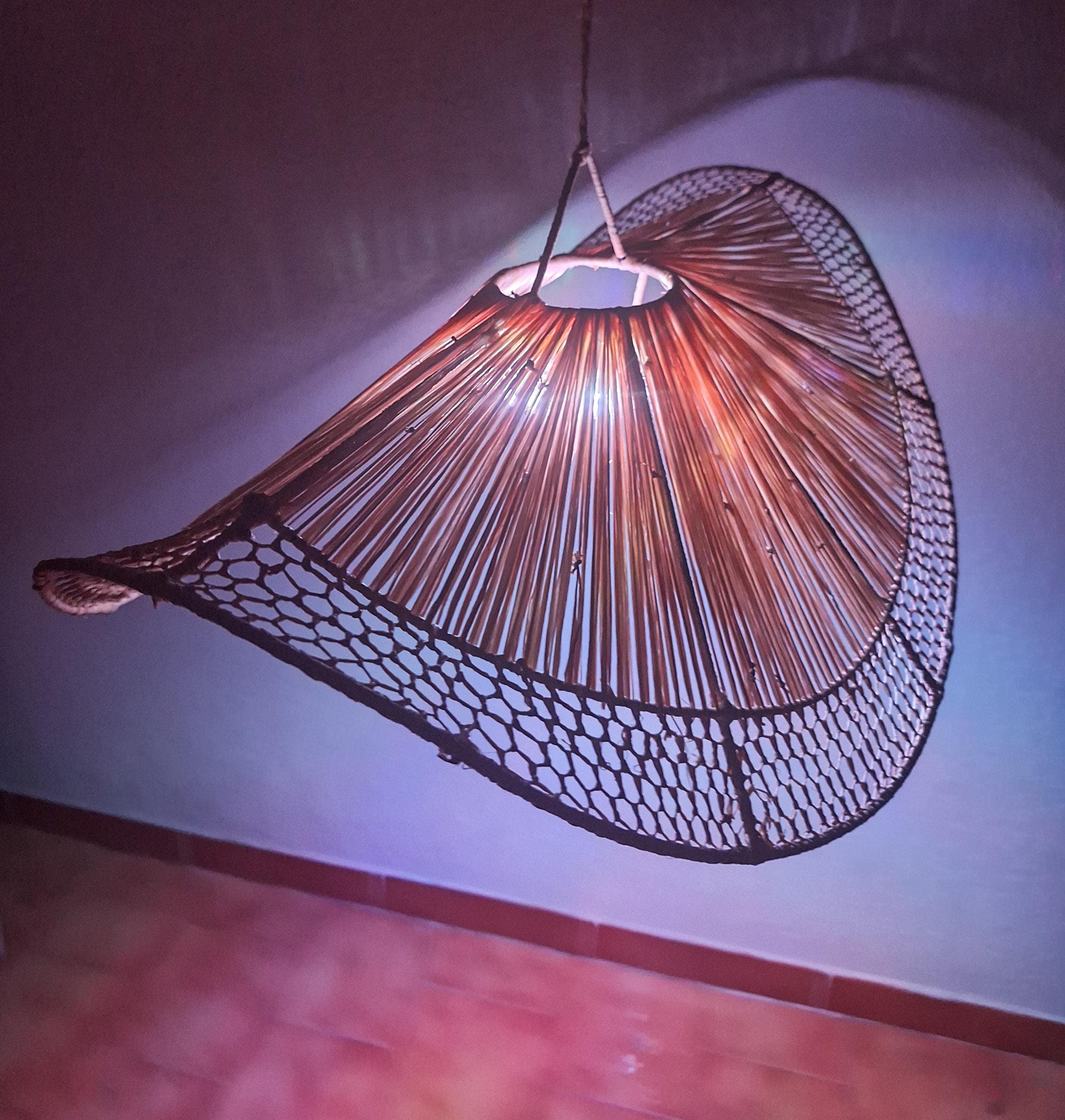 Suspension en raphia ajourée tressé à la main