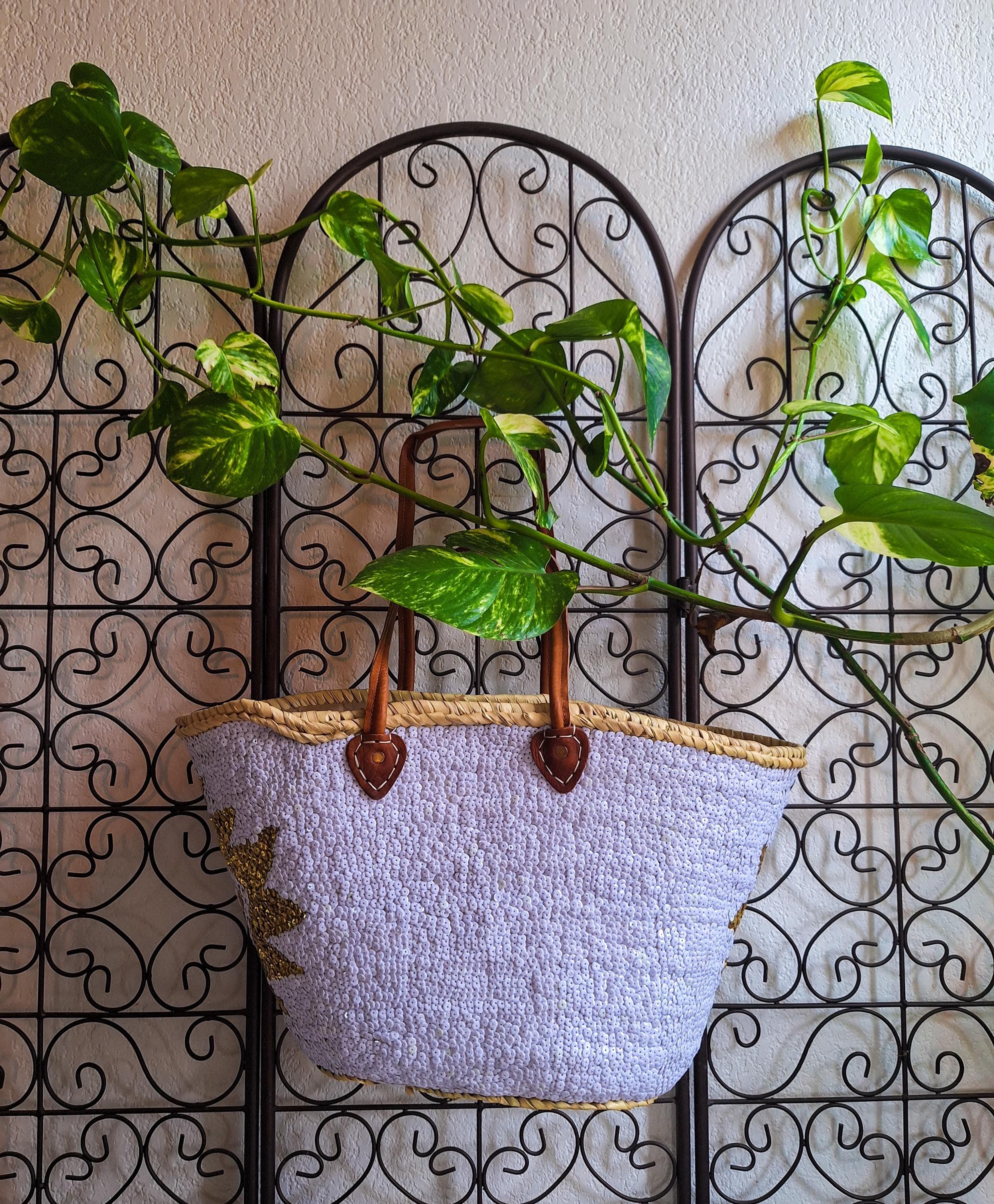 Sac cabas en paille brodé doré et blanc – Panier marocain artisanal – Sac bohème chic avec anses cuir – Panier brillant fait main