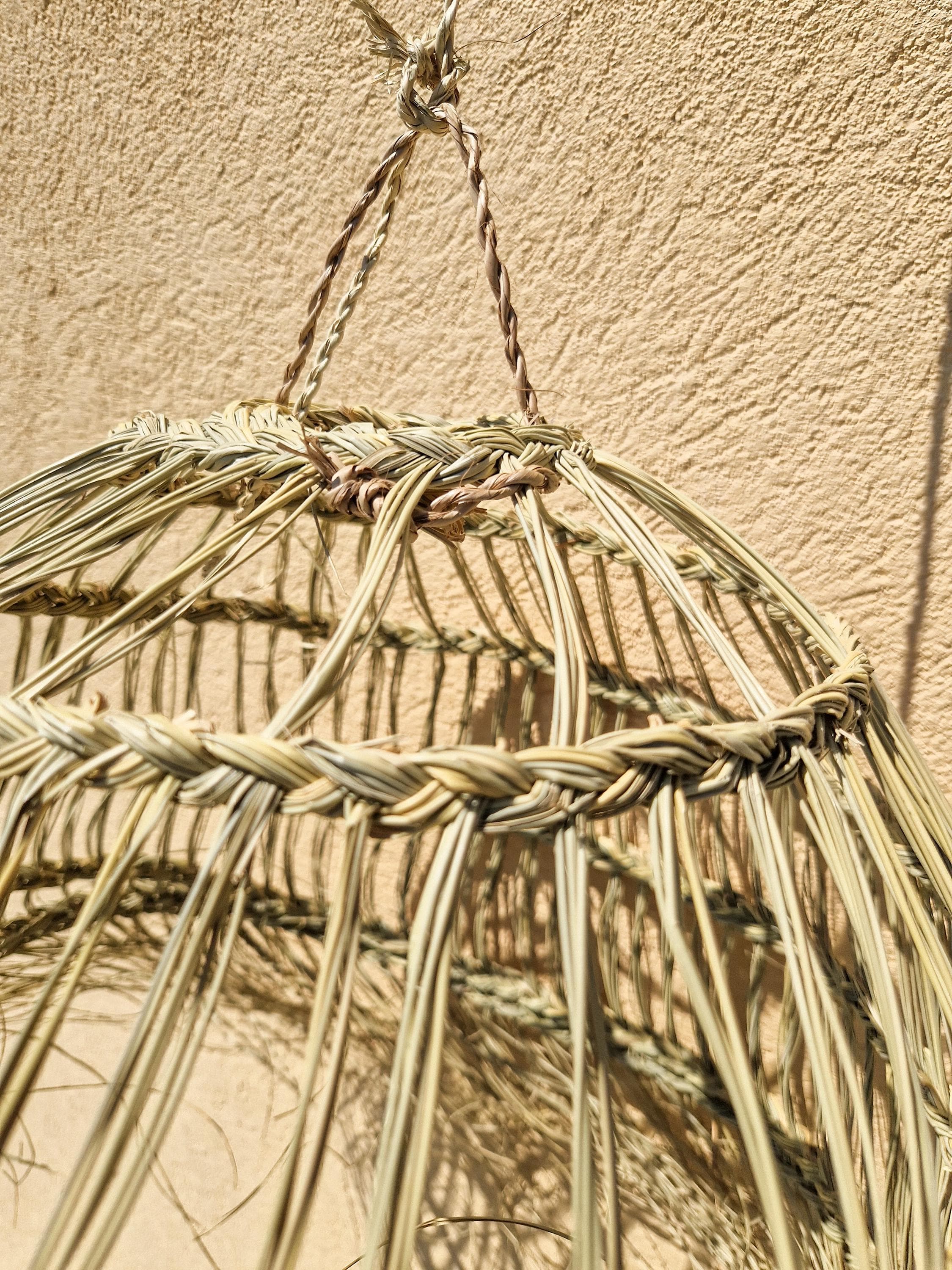 Suspension demi-boule ajourée en feuille de palmier