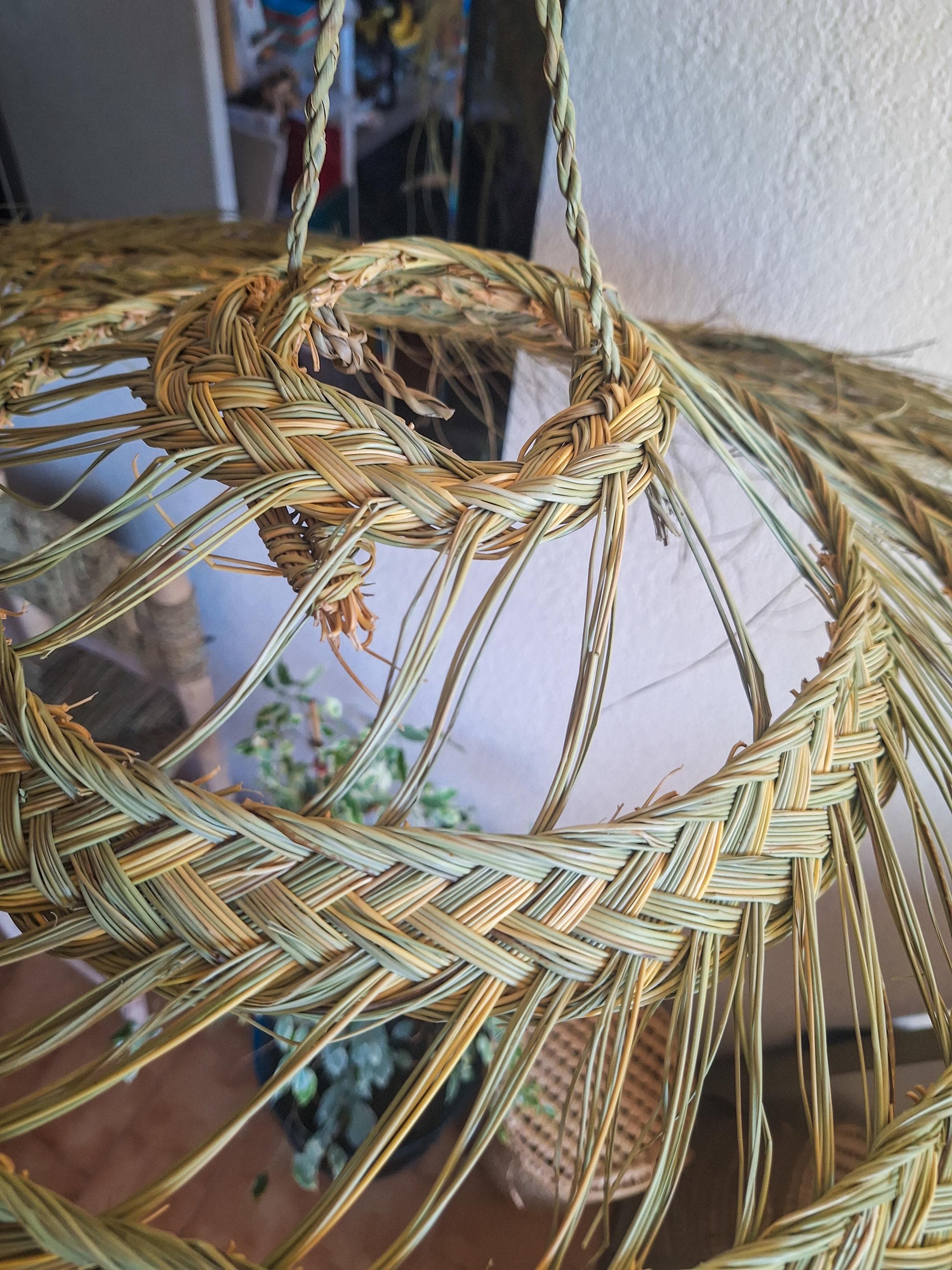 Suspension parasol ajourée en feuille de palmier