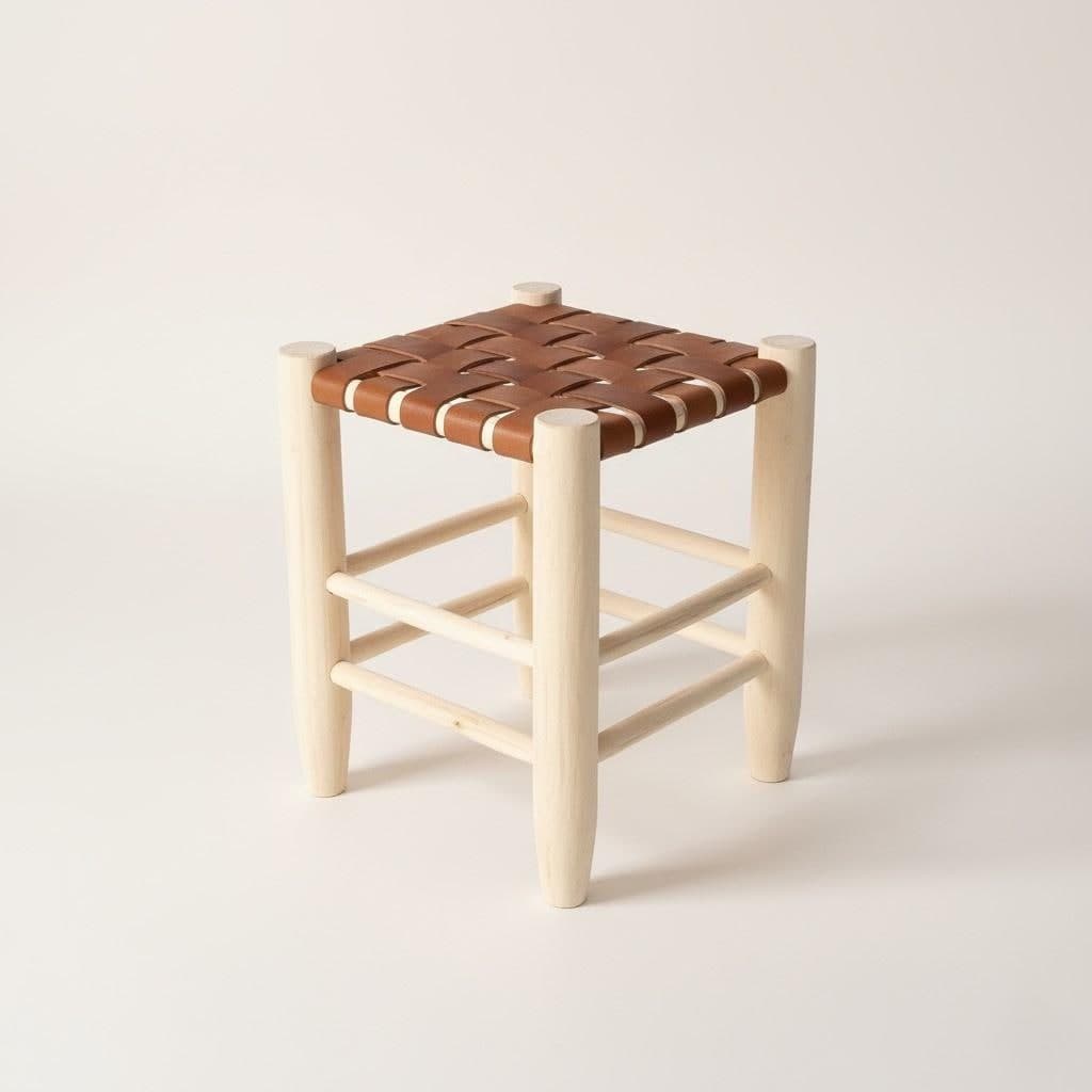 Tabouret en bois et cuir tressé – Design artisanal et esprit bohème chic