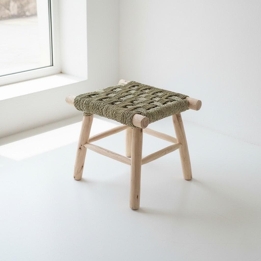Tabouret marocain en bois et feuille de palmier tressée – Siège artisanal bohème en fibres naturelles