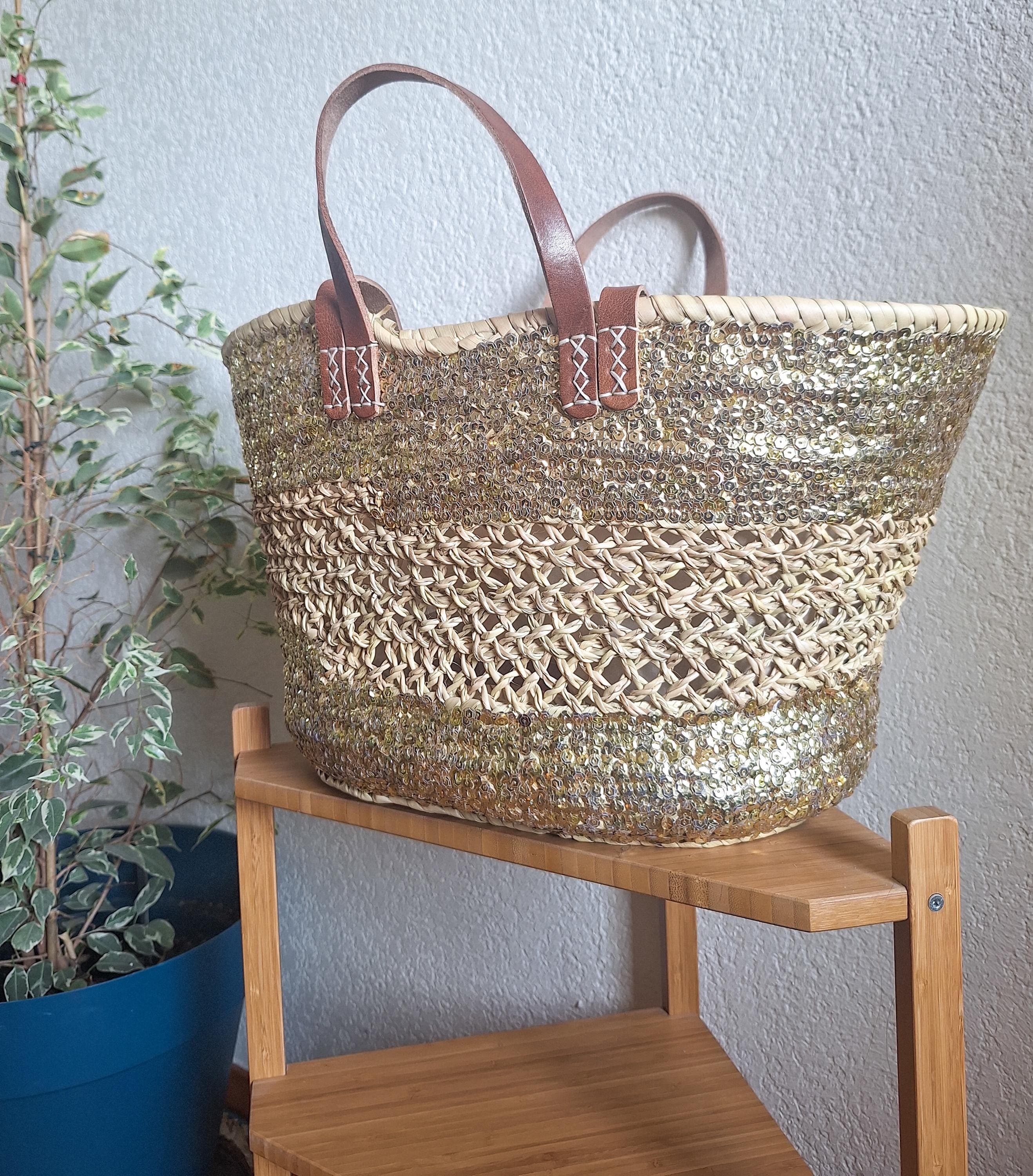Straw tote bag embroidered with gold sequins – Leather handles and mesh closure – Chic and boho Moroccan craftsmanship