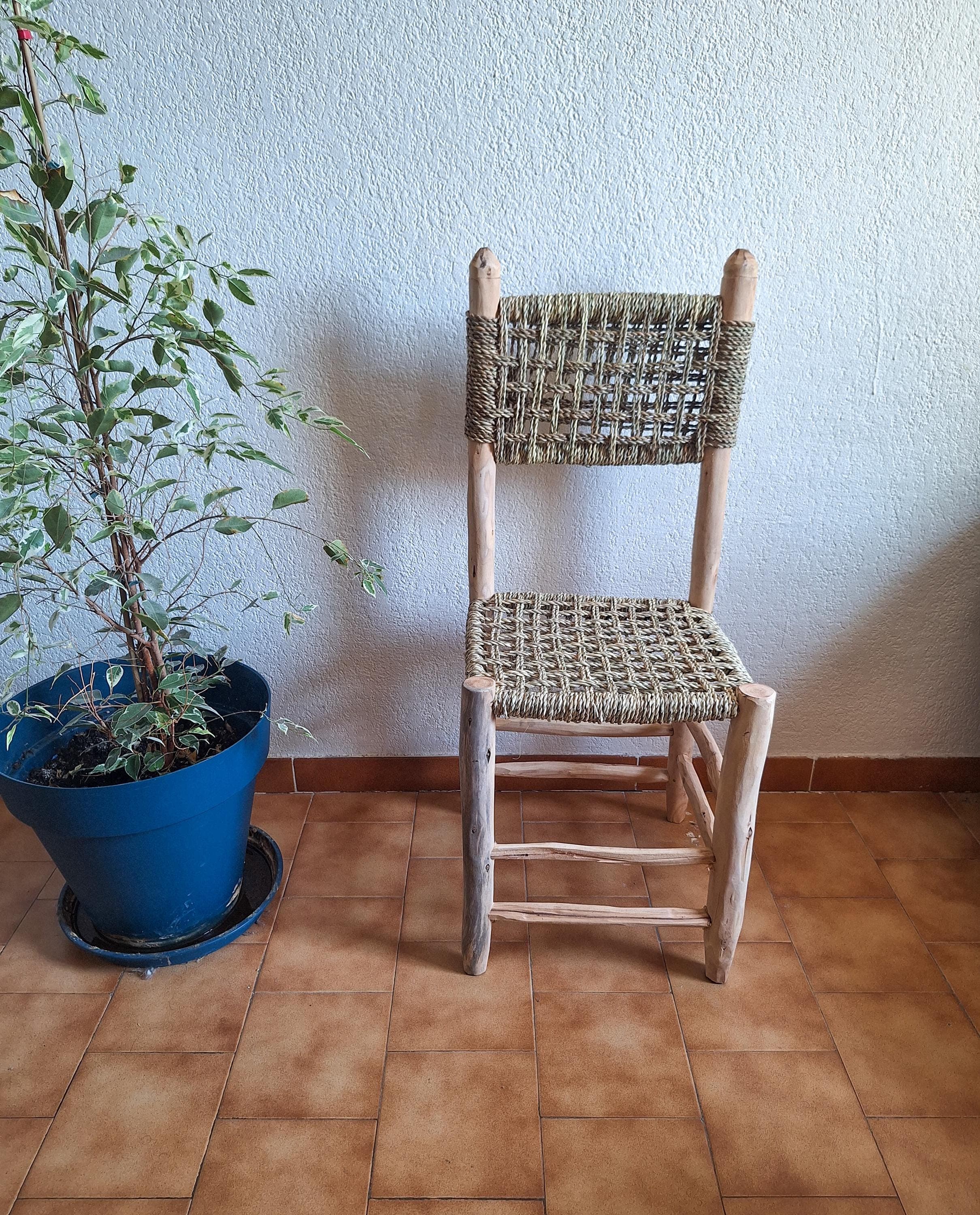 Chaise artisanale en bois naturel et cordon en feuille de palmier