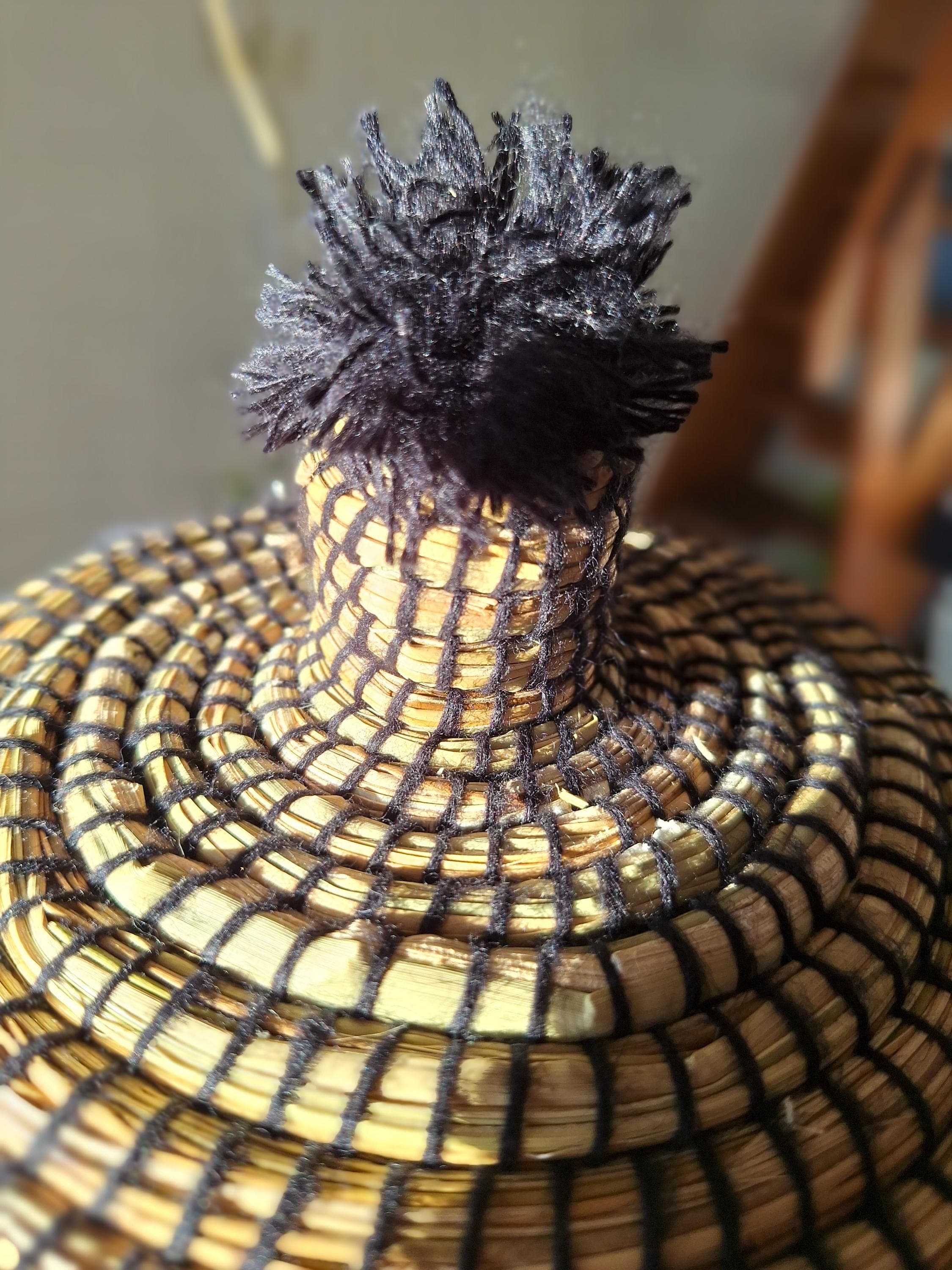 Panier artisanal berbère marocain avec couvercle – en jonc de mer – Élégance naturelle et style bohème – Couleur noire