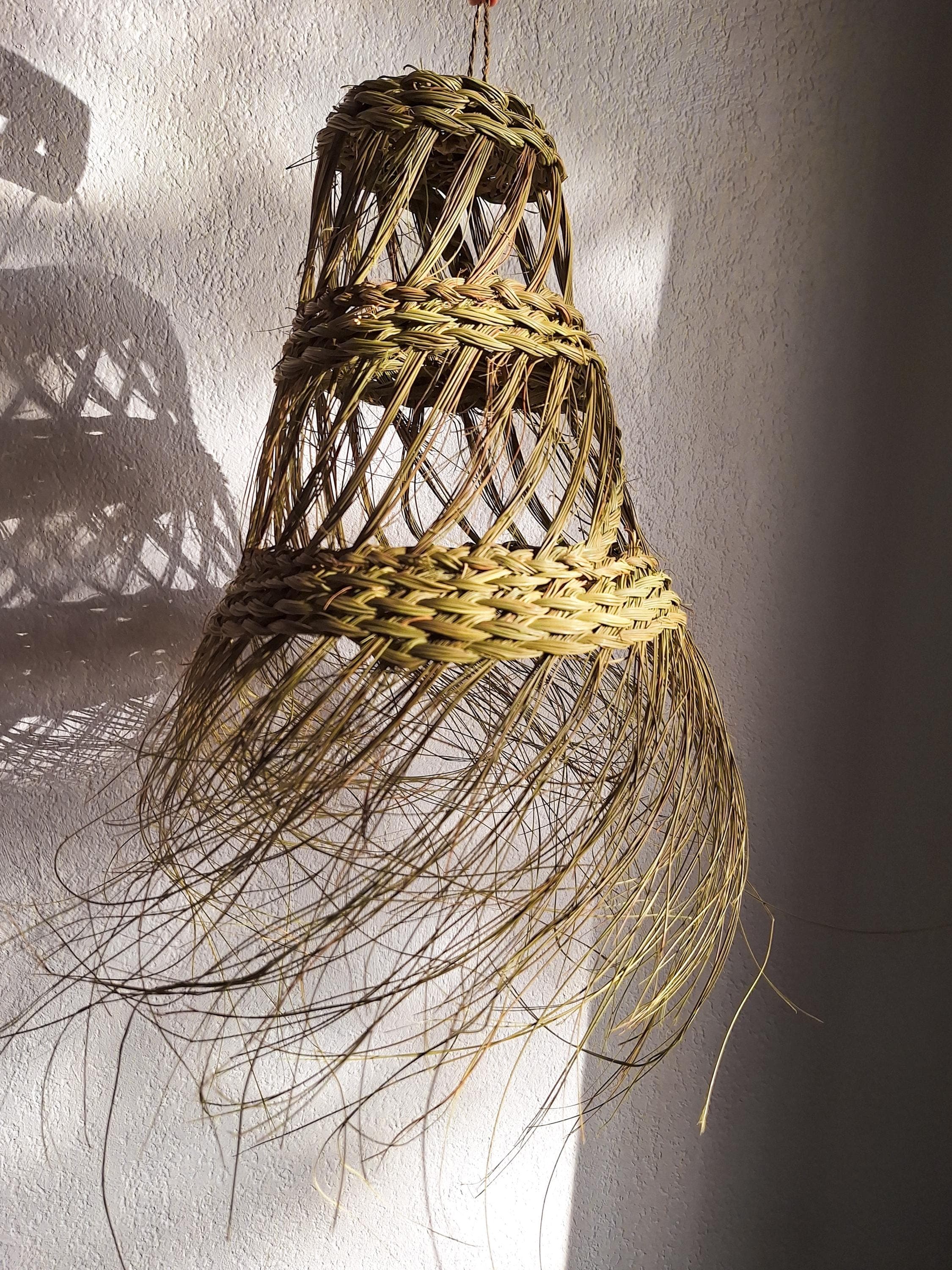 Suspension conique ajourée en paille