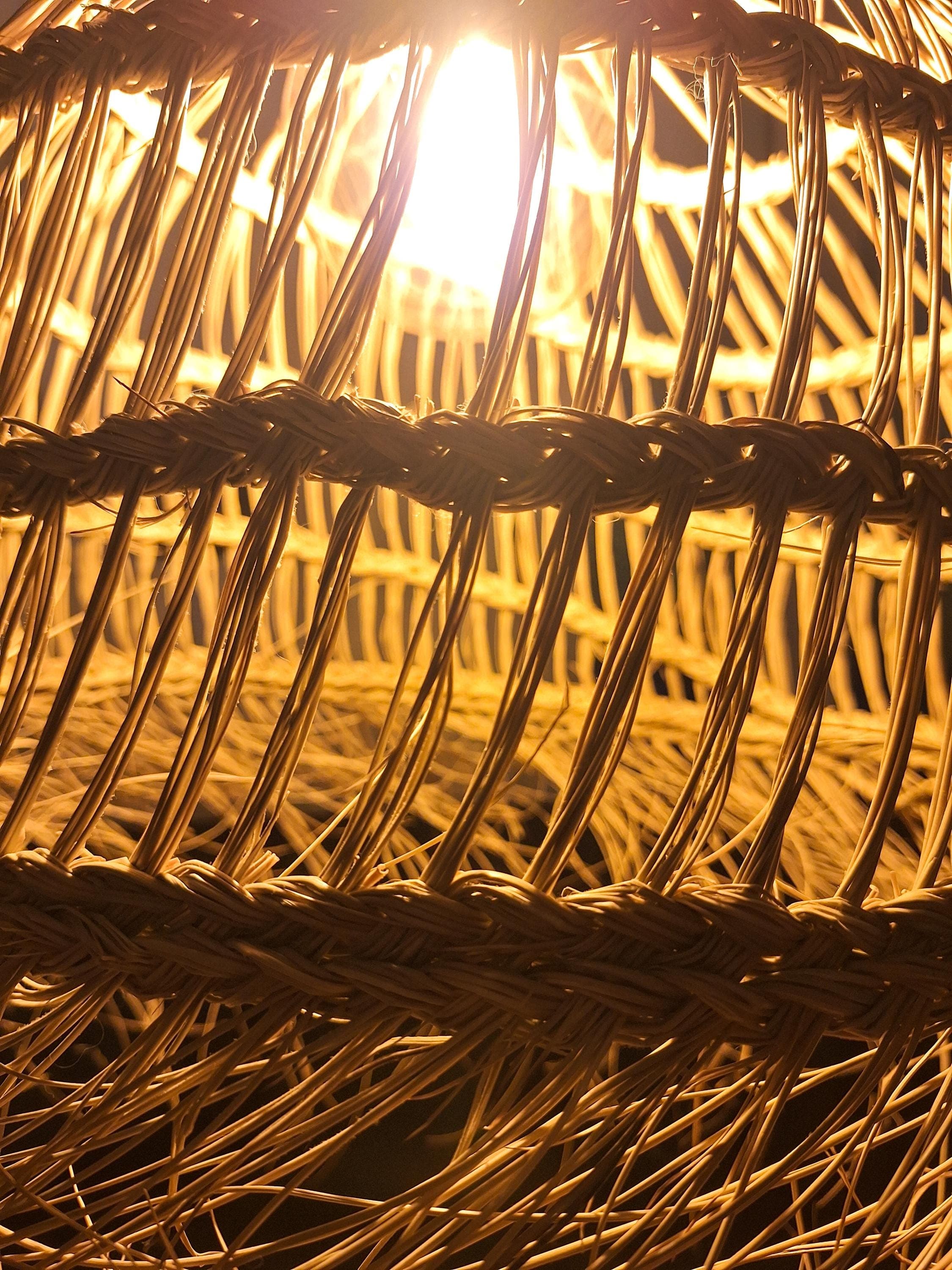 Suspension bohème en feuilles de palmier – Lampe ajourée frangée