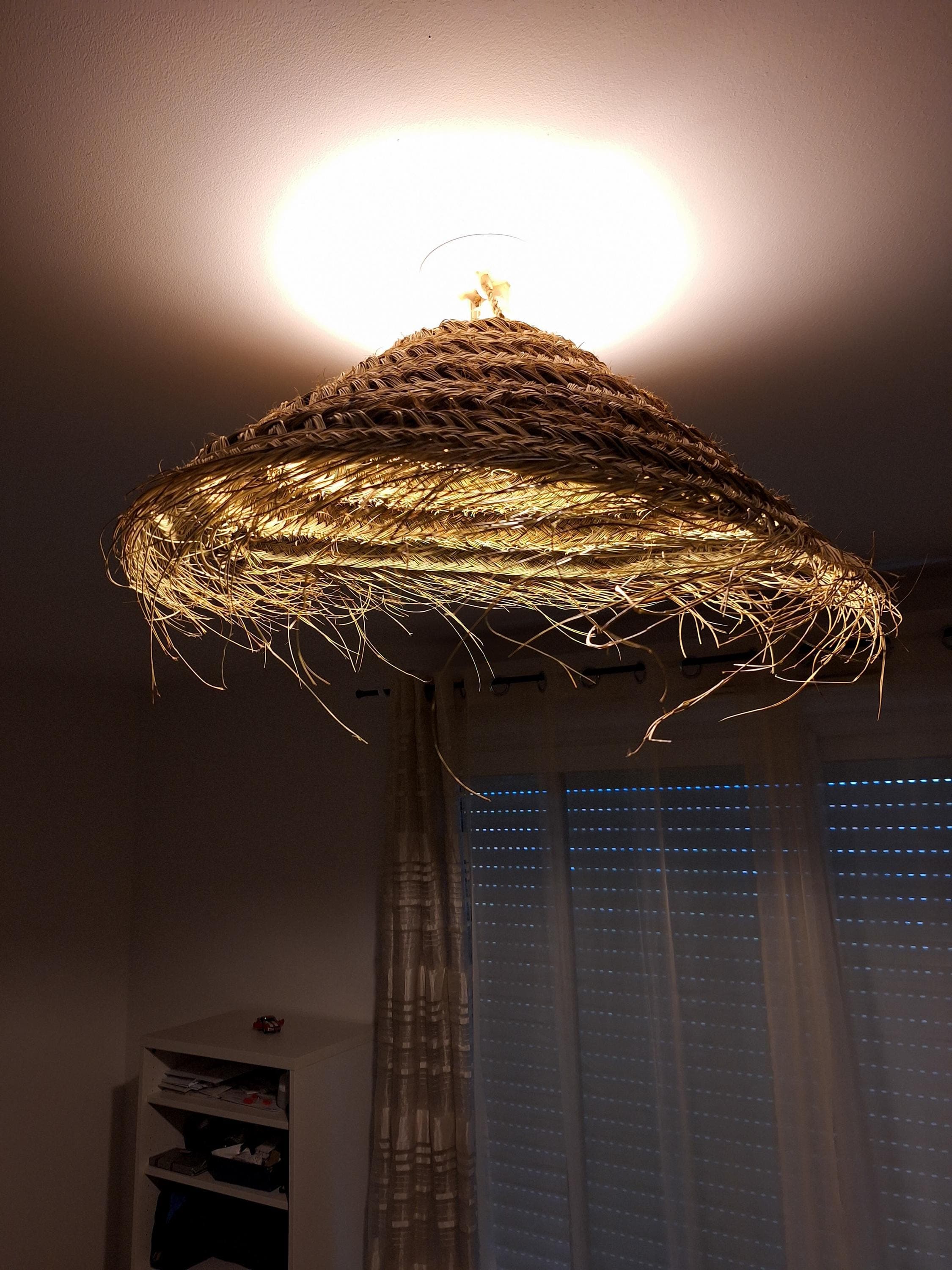 Suspension artisanale en forme de parasol en paille