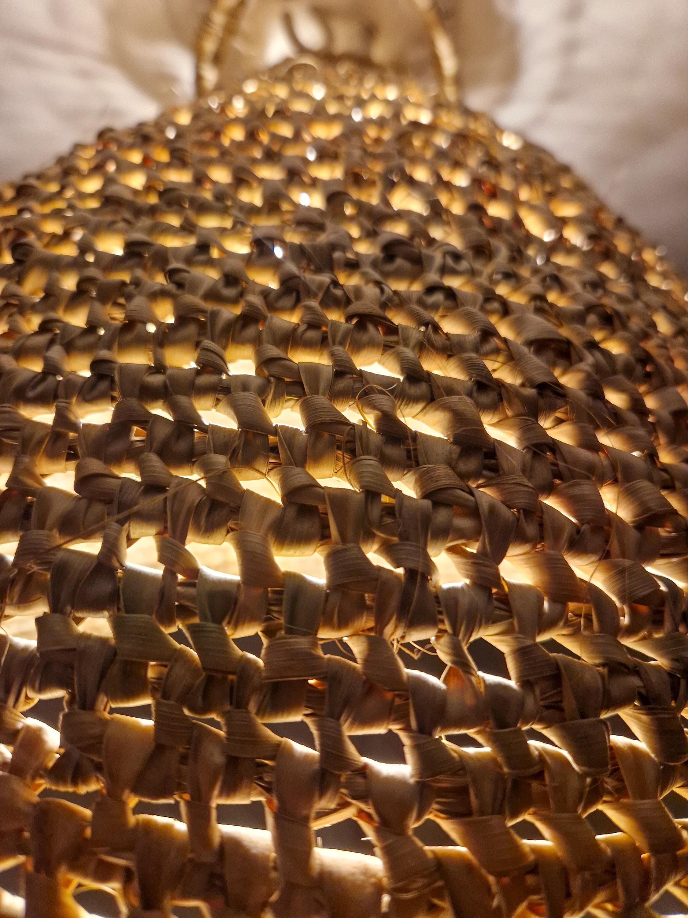 Suspension Demi-Boule Feuille de Palmier - Luminaire Naturel Bohème Fait Main - Abat-jour Artisanal Osier