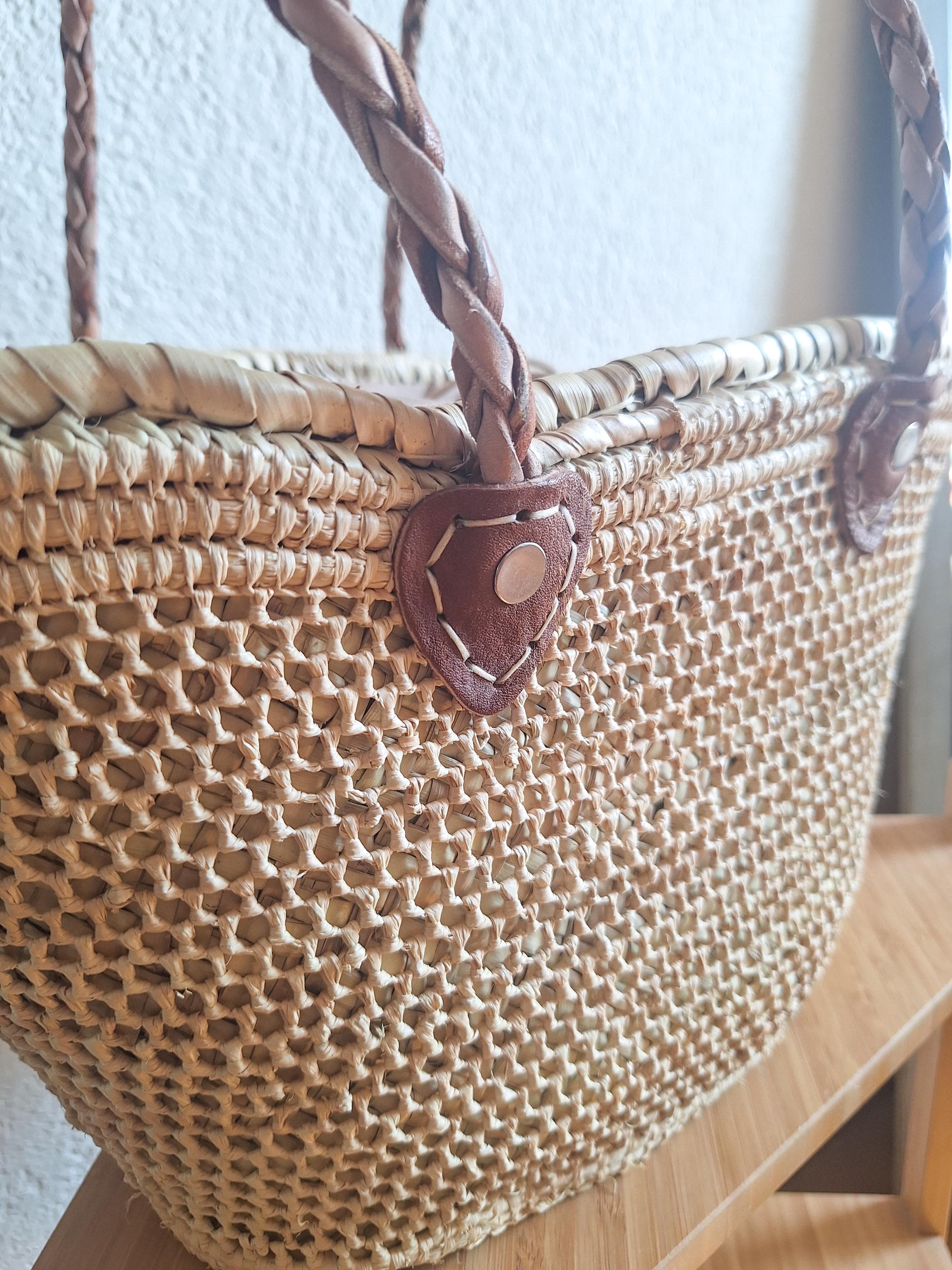 Panier en paille tressée avec anses cuir