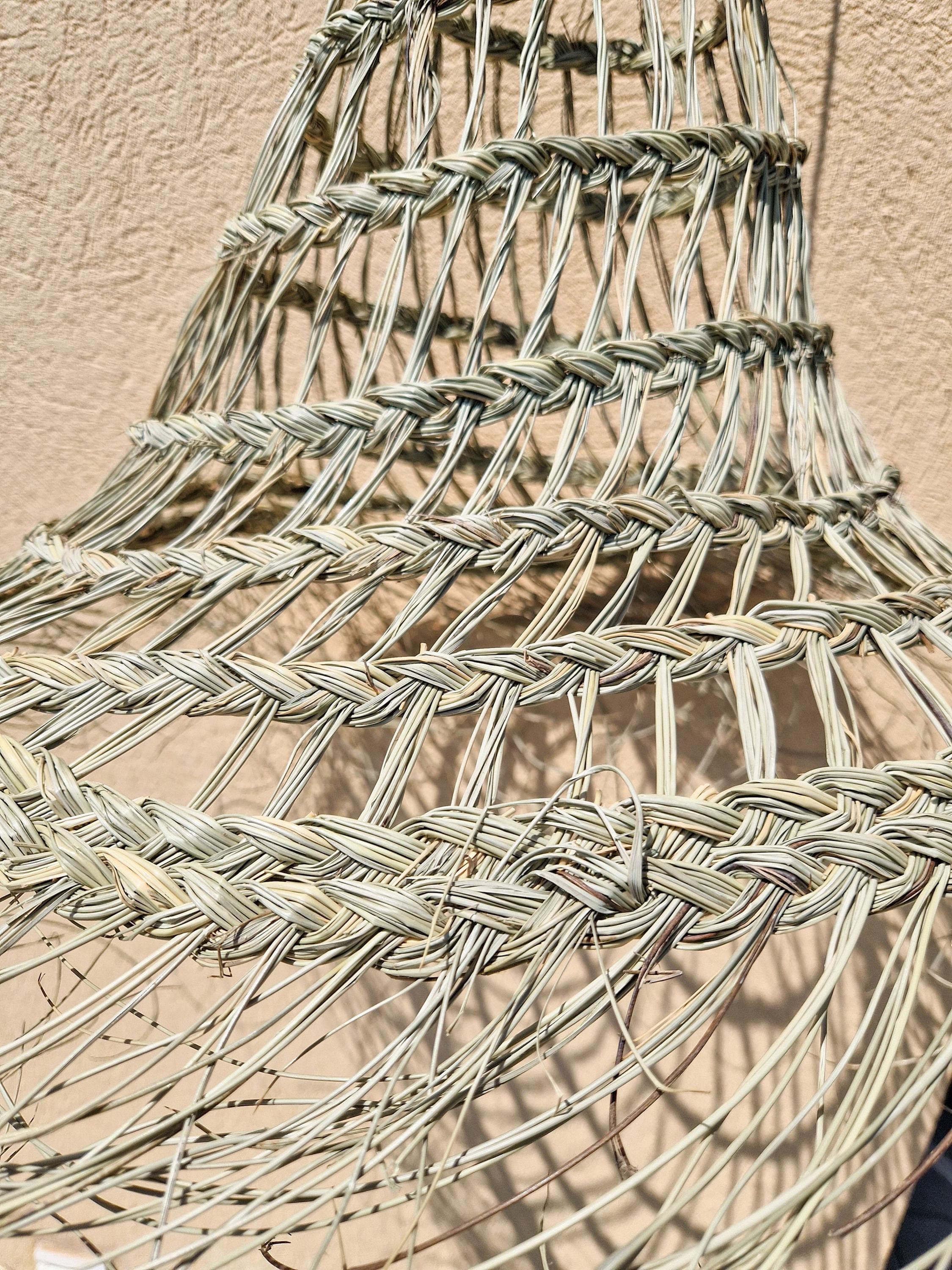 Suspension cône ajourée évasée en feuilles de palmier