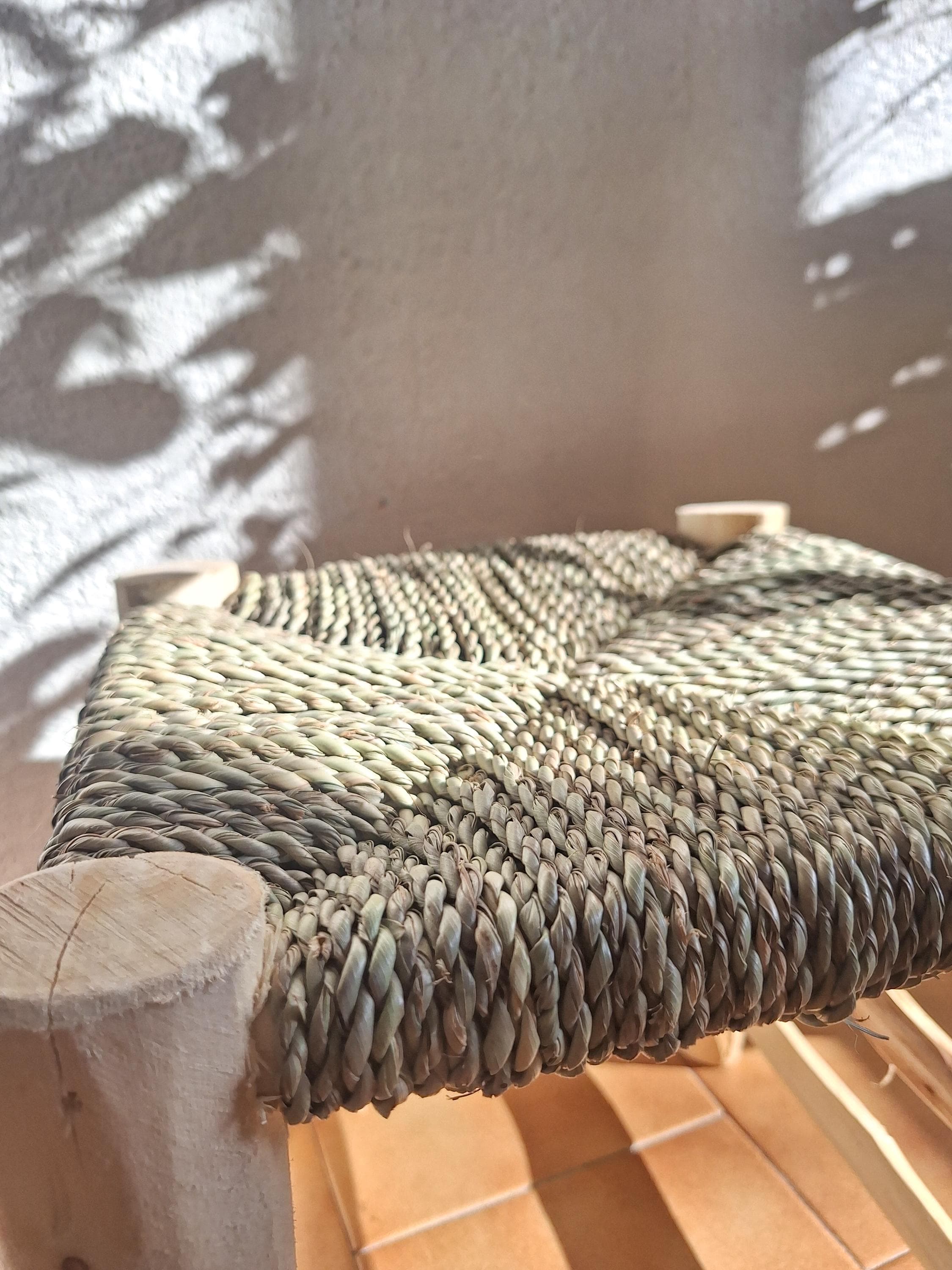 Tabouret Artisanal en Bois et Feuille de Palmier