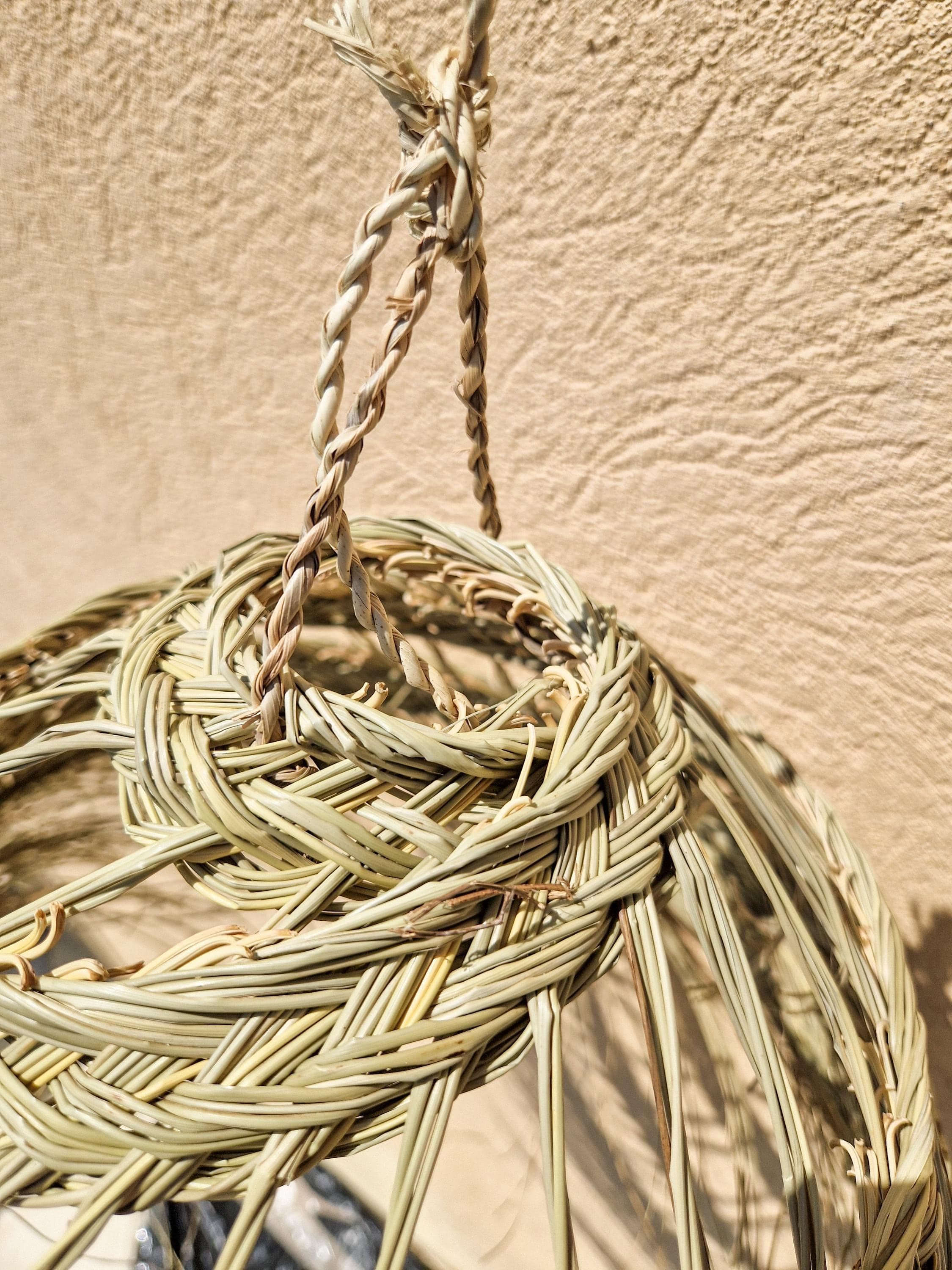 Suspension demi-boule ajourée en feuilles de palmier – Abat-jour naturel bandes tressées – Luminaire bohème fait main