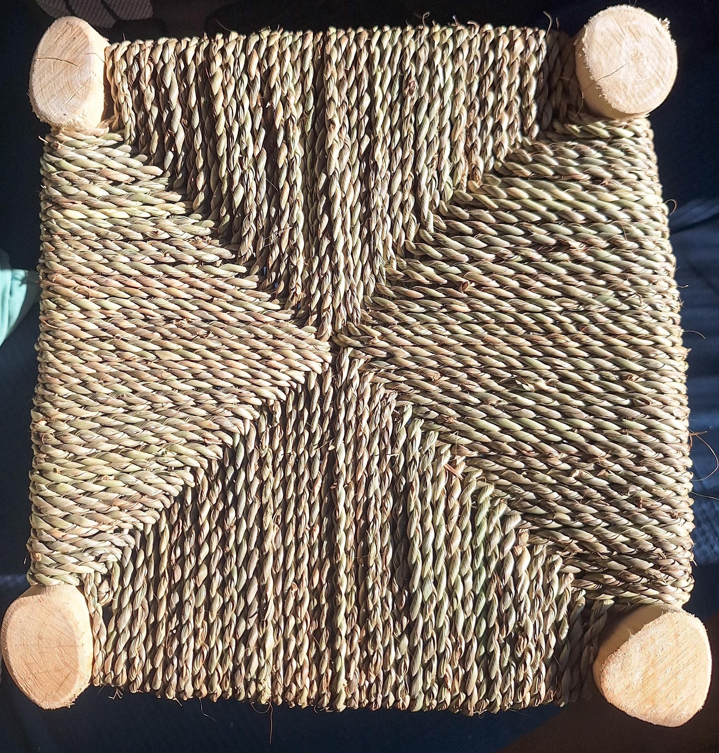 Tabouret Artisanal en Bois et Feuille de Palmier