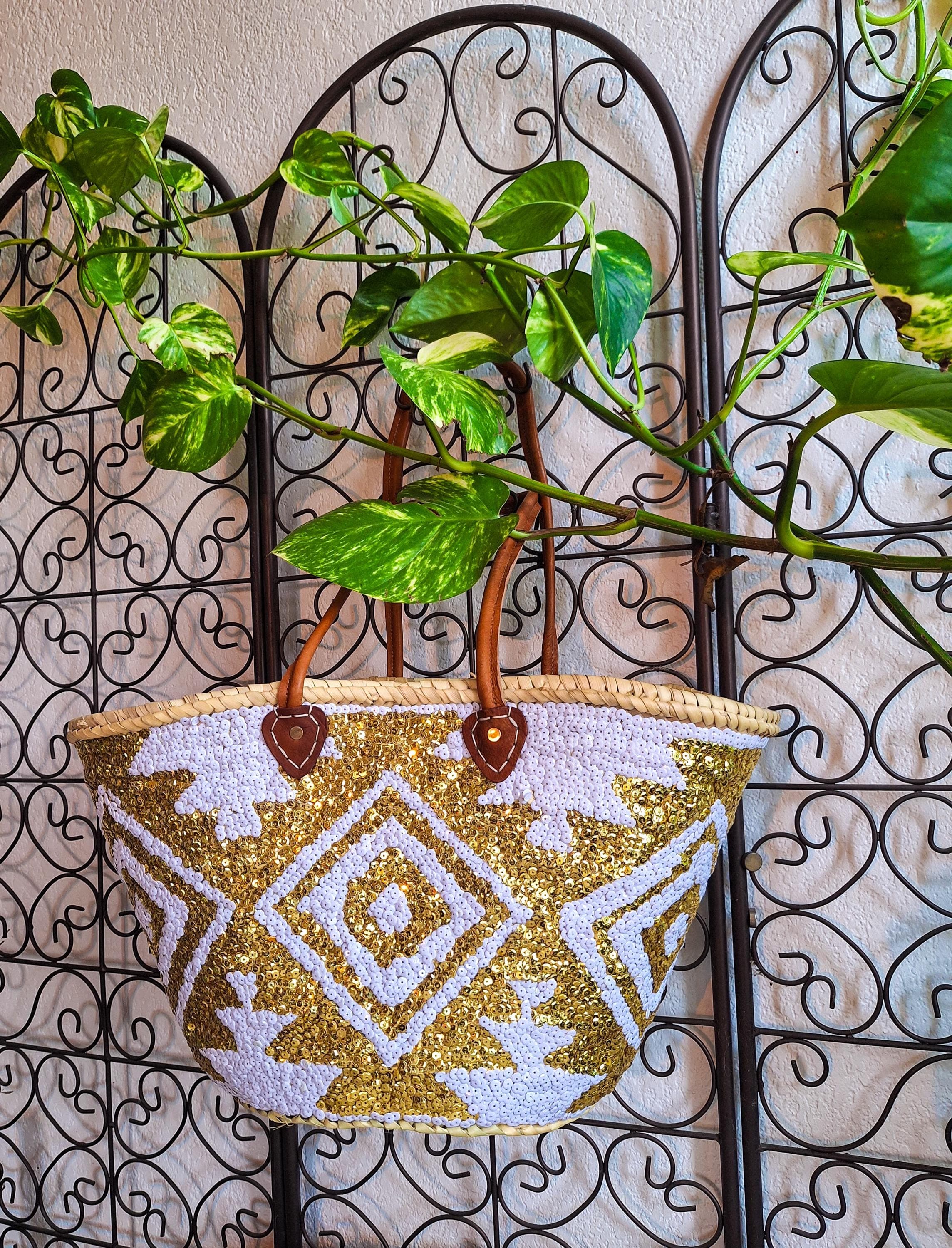 Sac cabas en paille brodé doré et blanc – Panier marocain artisanal – Sac bohème chic avec anses cuir – Panier brillant fait main