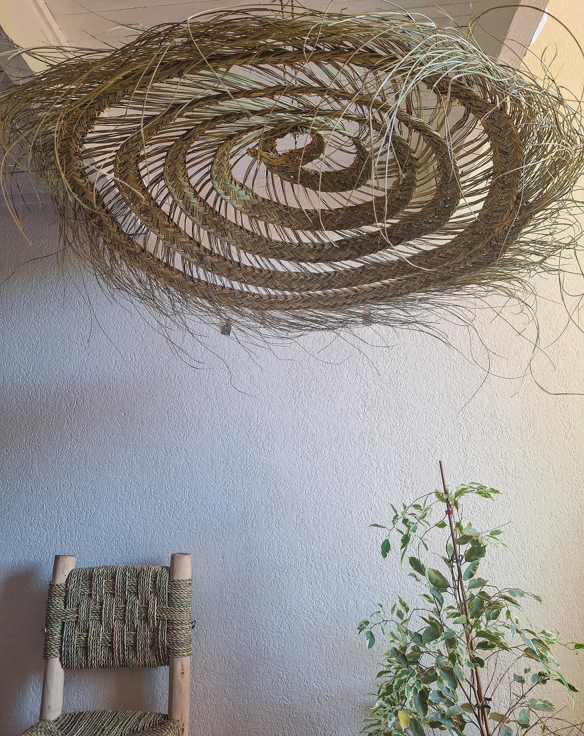 Suspension parasol ajourée en feuille de palmier