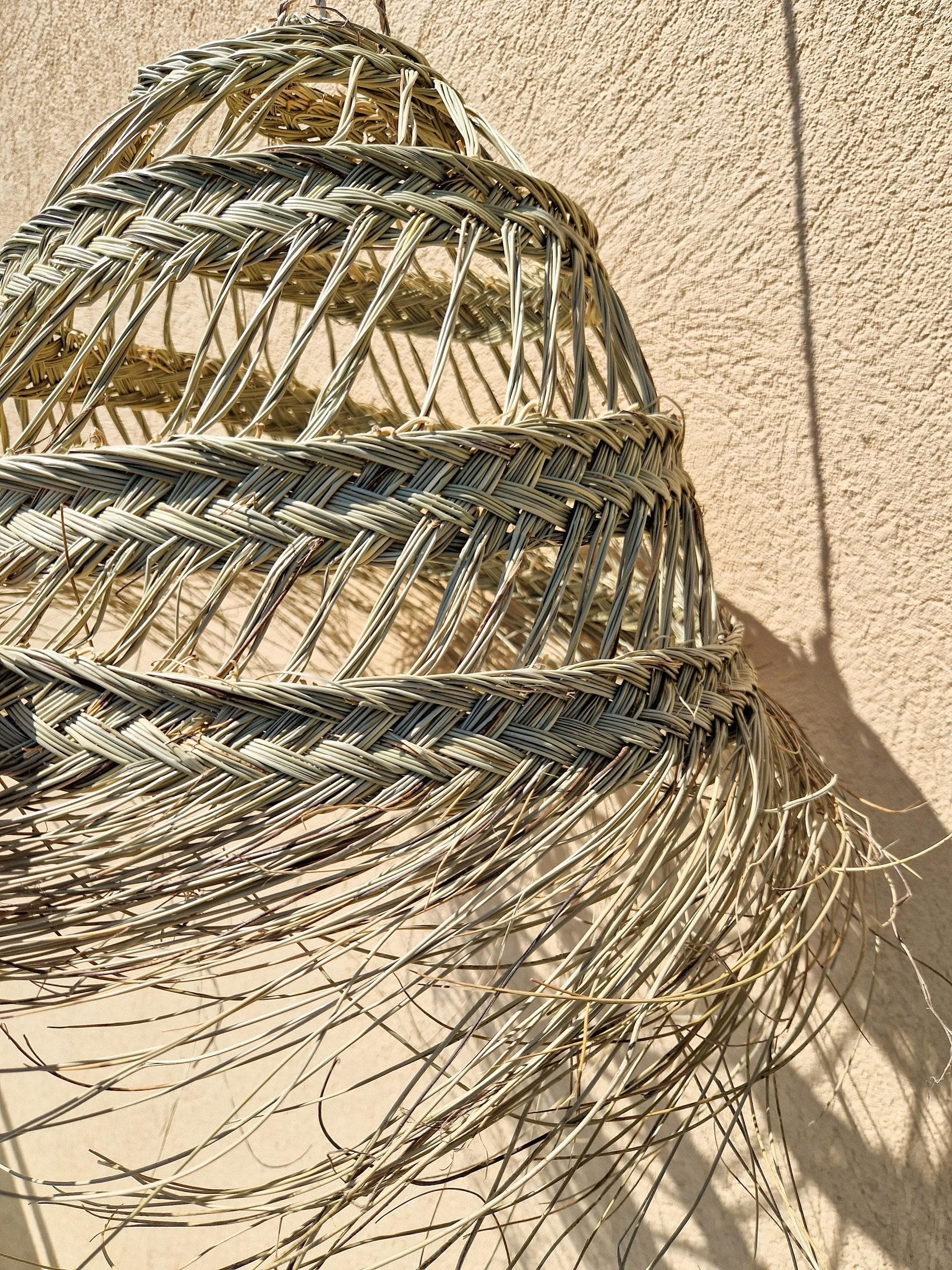 Suspension demi-boule ajourée en feuilles de palmier – Abat-jour naturel bandes tressées – Luminaire bohème fait main