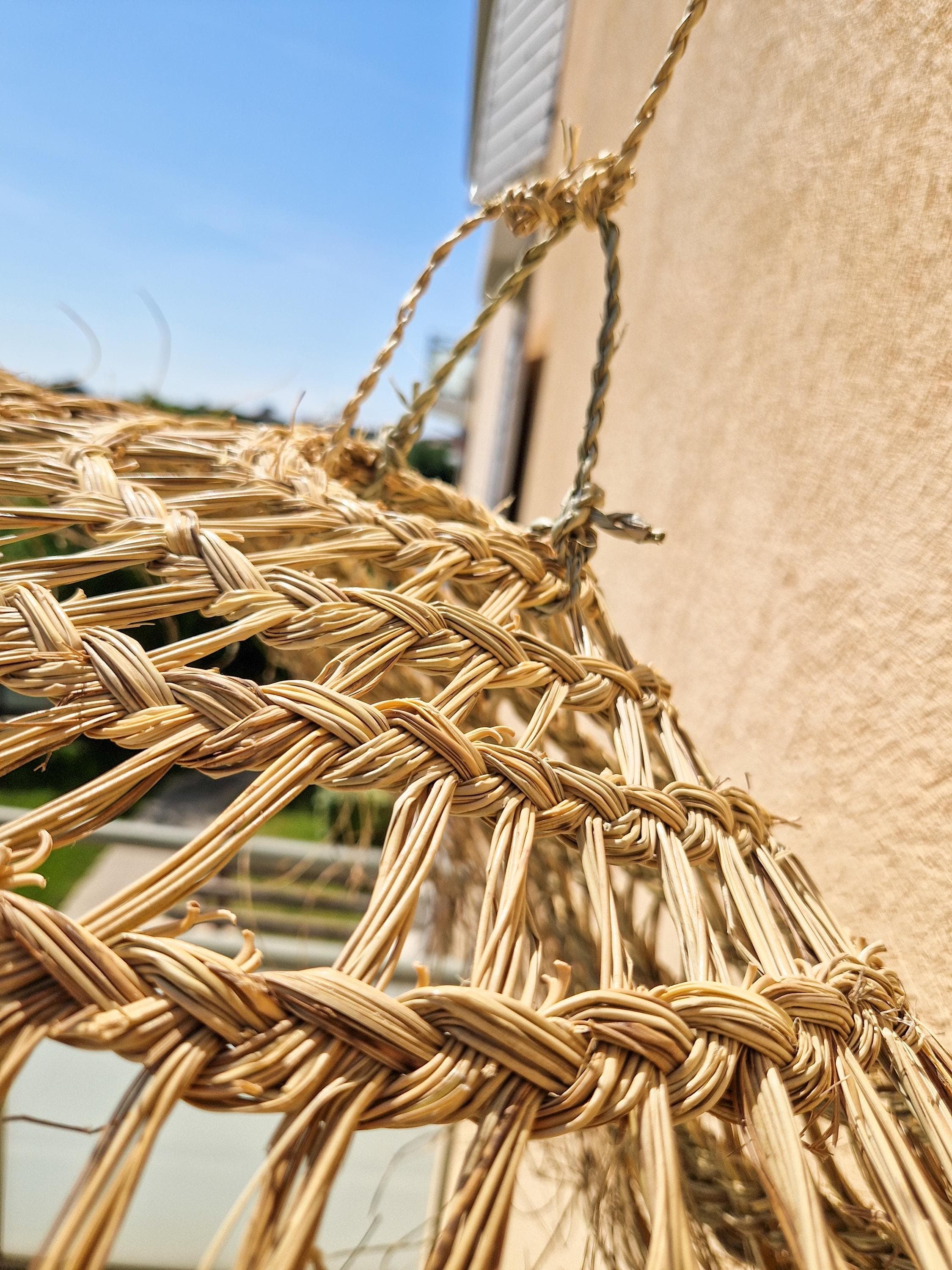 Suspension Parasol Ajourée en Fibre Naturelle - Luminaire Bohème Sculptural et Aérien