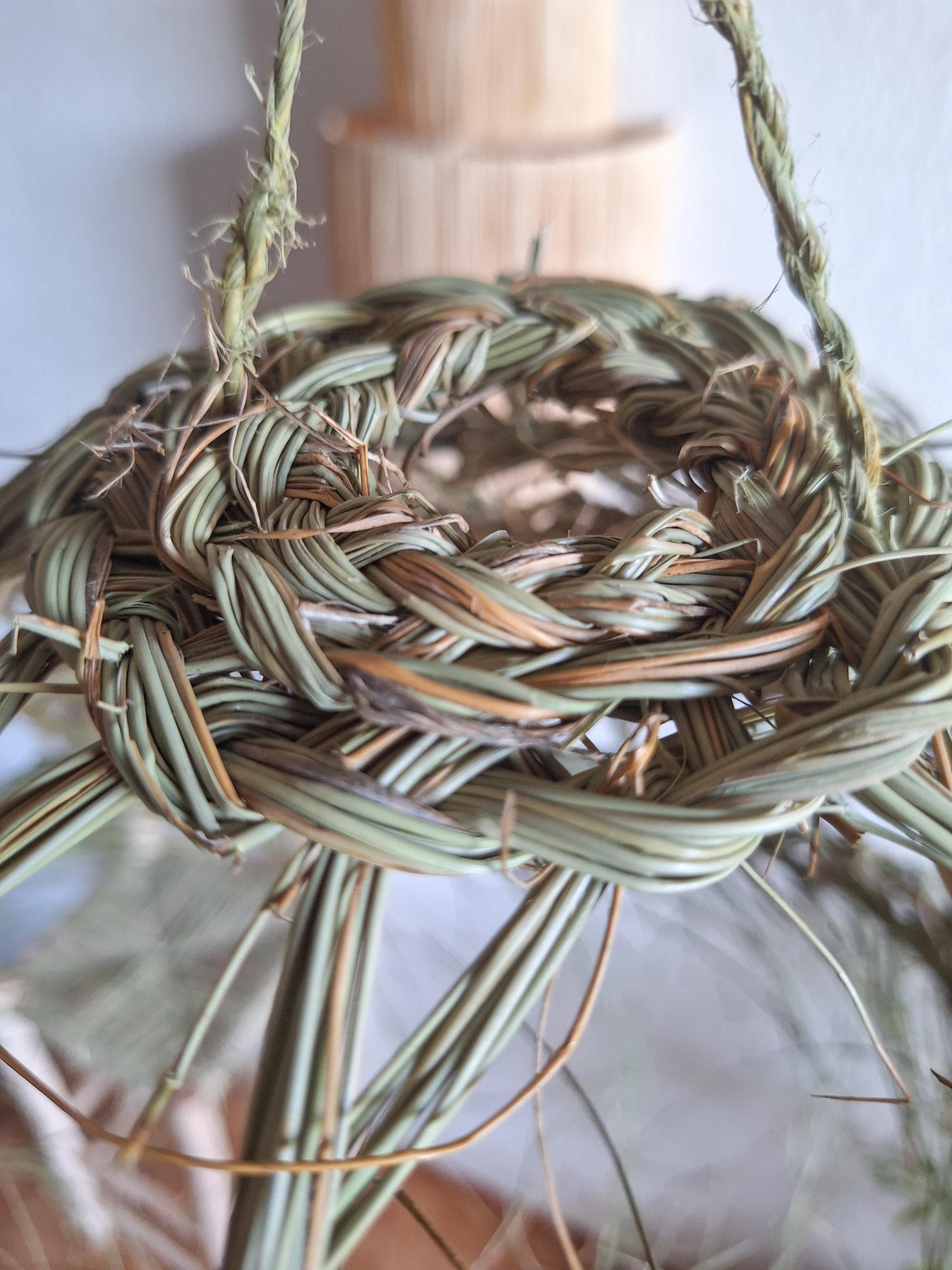 Suspension boule en paille tressée ajourée – Abat-jour bohème pour une ambiance naturelle et chaleureuse