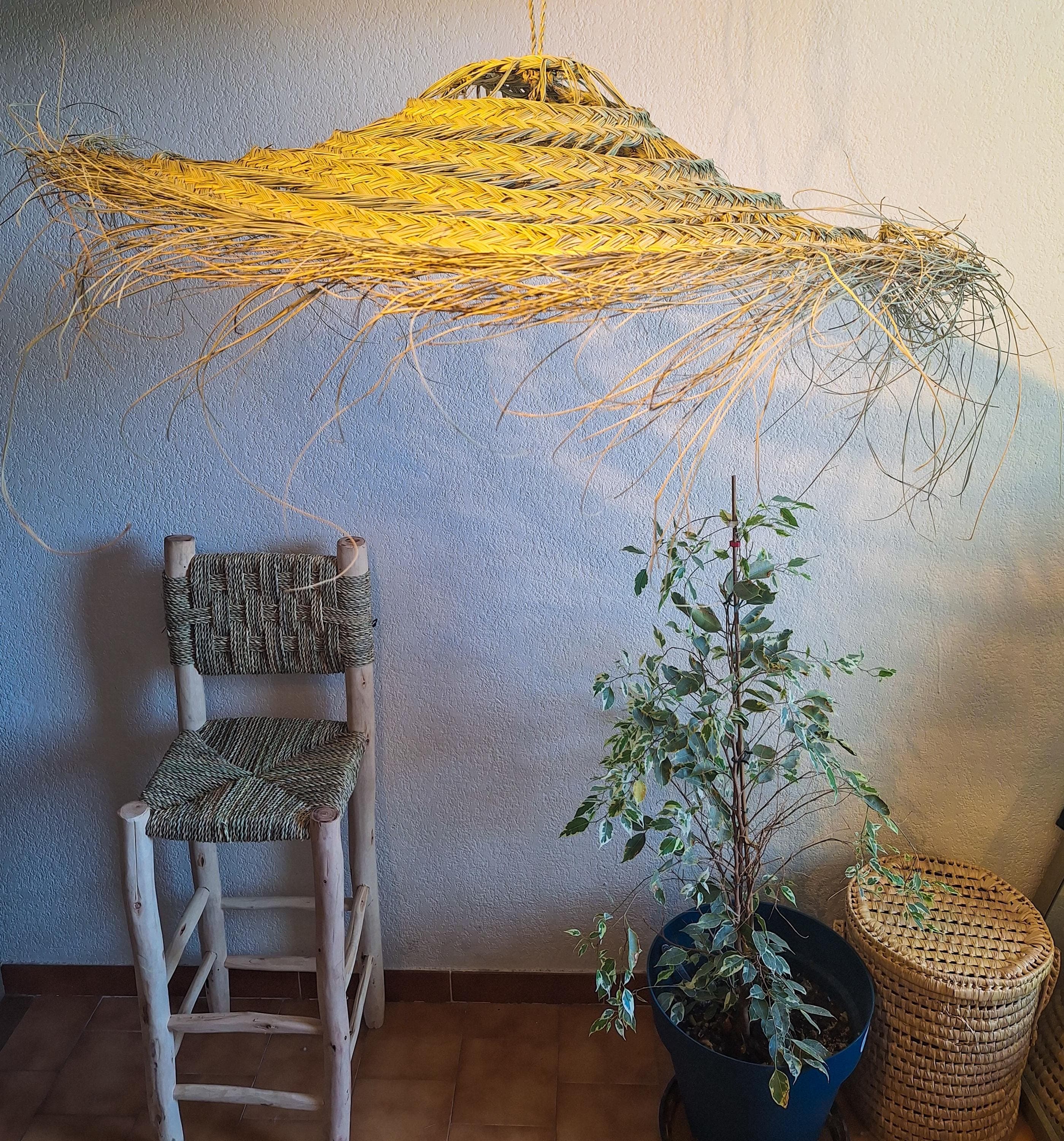 Suspension parasol ajourée en feuille de palmier